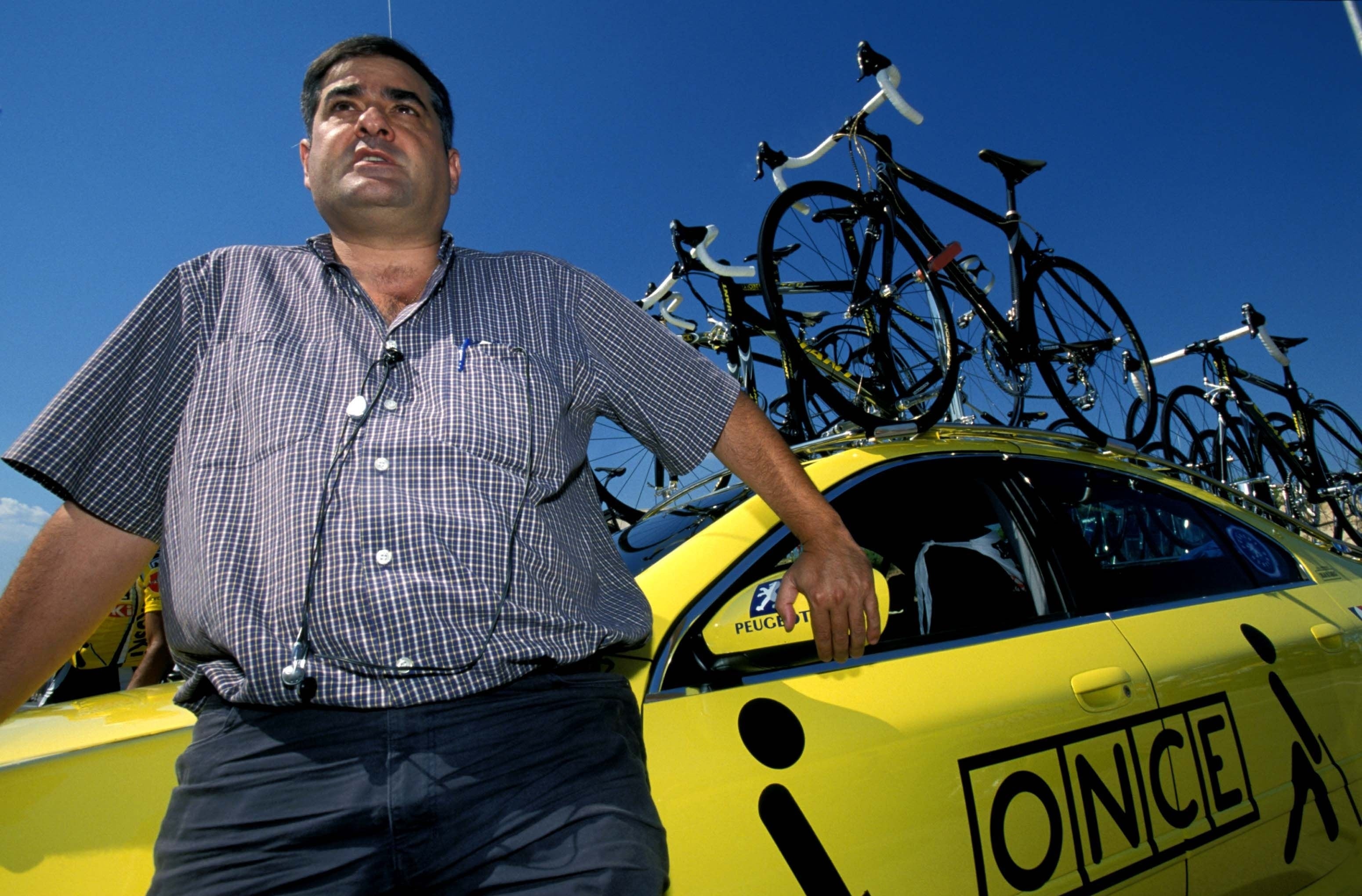 Manolo Saiz, en una imagen de 2002, cuando era director del equipo ciclista ONCE.