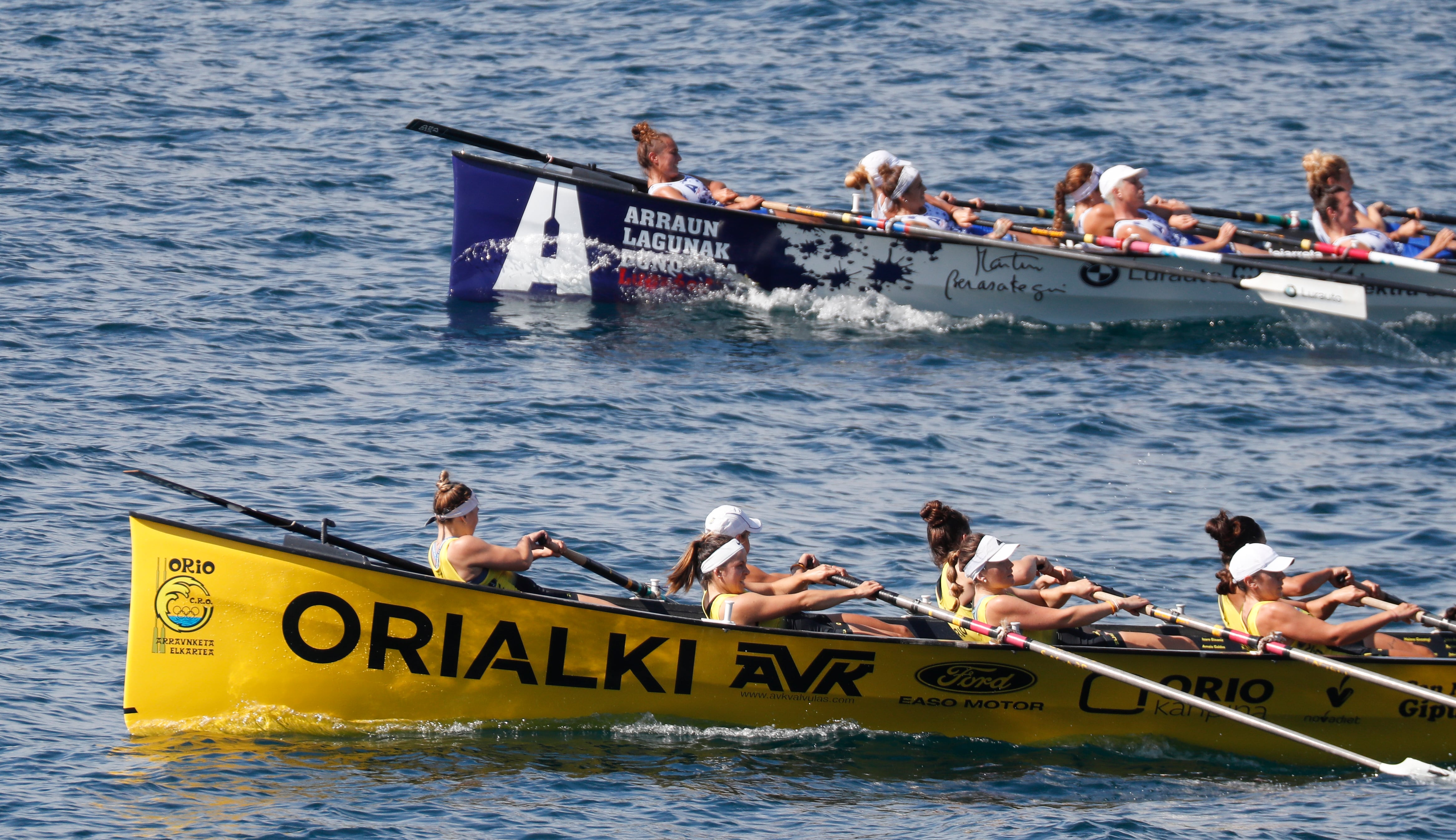 GRAFCAV9250. SAN SEBASTIÁN, 04/09/2022.- Orio (amarillo) ganó la primera jornada de la Bandera de La Concha femenina este domingo, aunque con una renta tan mínima que deja todo abierto para el próximo domingo en el que tendrá que pelear con Arraun Lagunak (arriba), de San Sebastián, que cedió solo dos segundos. EFE/ Javier Etxezarreta
