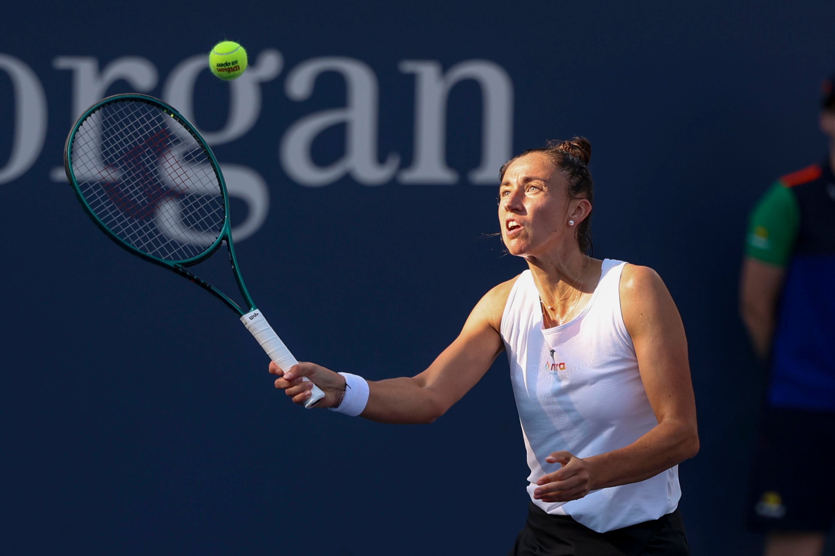 Flushing Meadows (United States), 27/08/2024.- Sara Sorribes Tormo of Spain returns the ball in the first round match against Alexa Noel of the United States (unseen) during the US Open Tennis Championships at the USTA Billie Jean King National Tennis Center in Flushing Meadows, New York, USA, 27 August 2024. The US Open tournament runs from 26 August through 08 September. (Tenis, España, Estados Unidos, Nueva York) EFE/EPA/SARAH YENESEL
