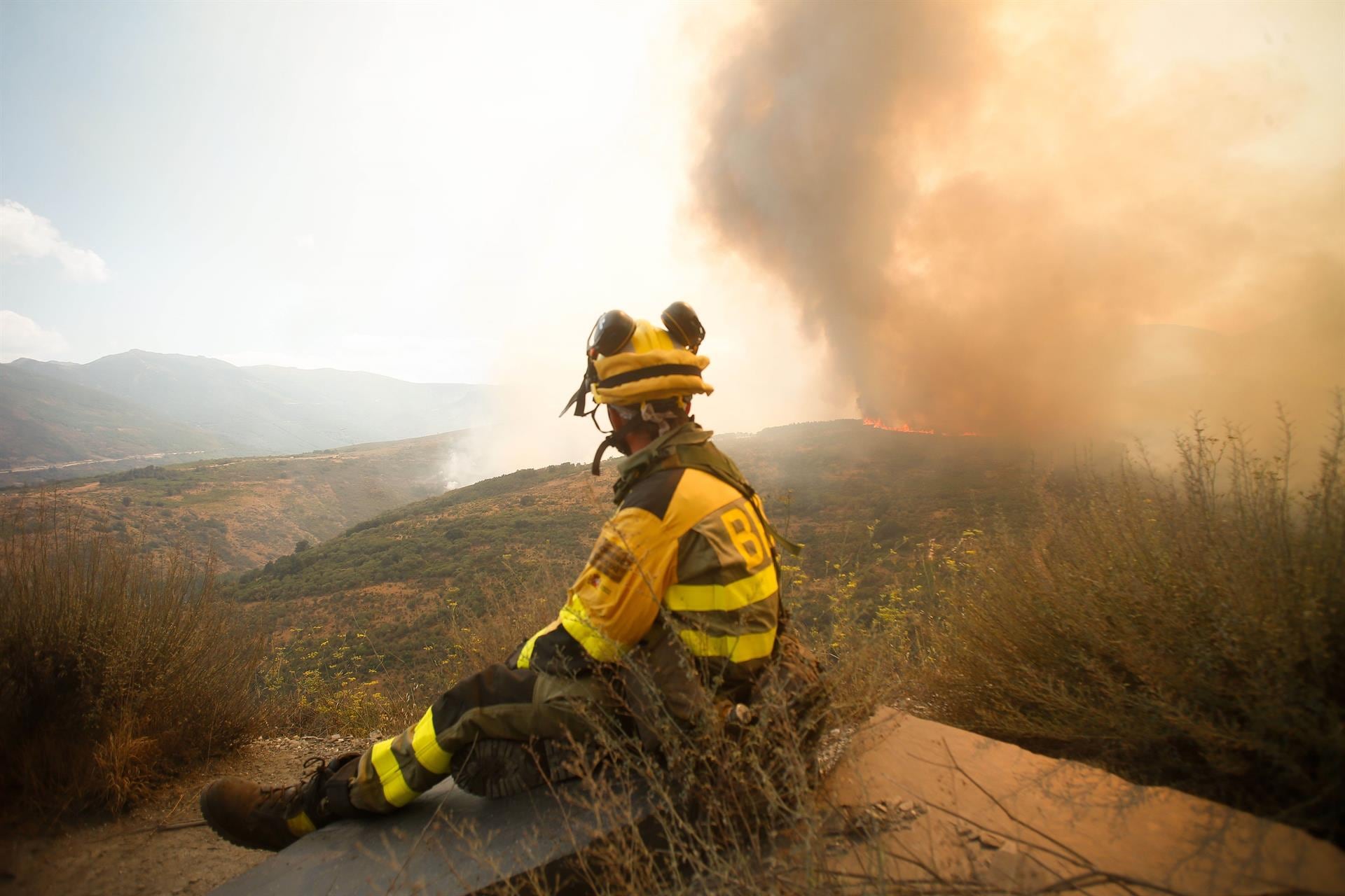 Un bombero observa el incendio forestal, a 24 de agosto de 2025, en La Baña, Encinedo, La Cabrera, León, Castilla y León