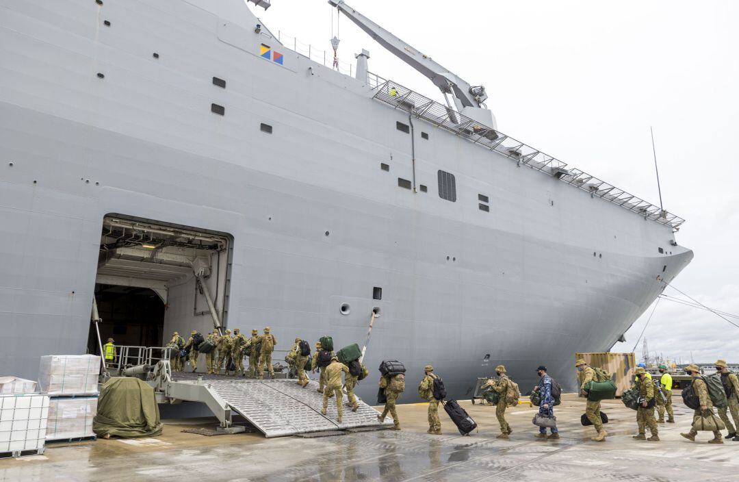 Un barco con ayuda para Tonga de las fuerzas armadas australianas. 