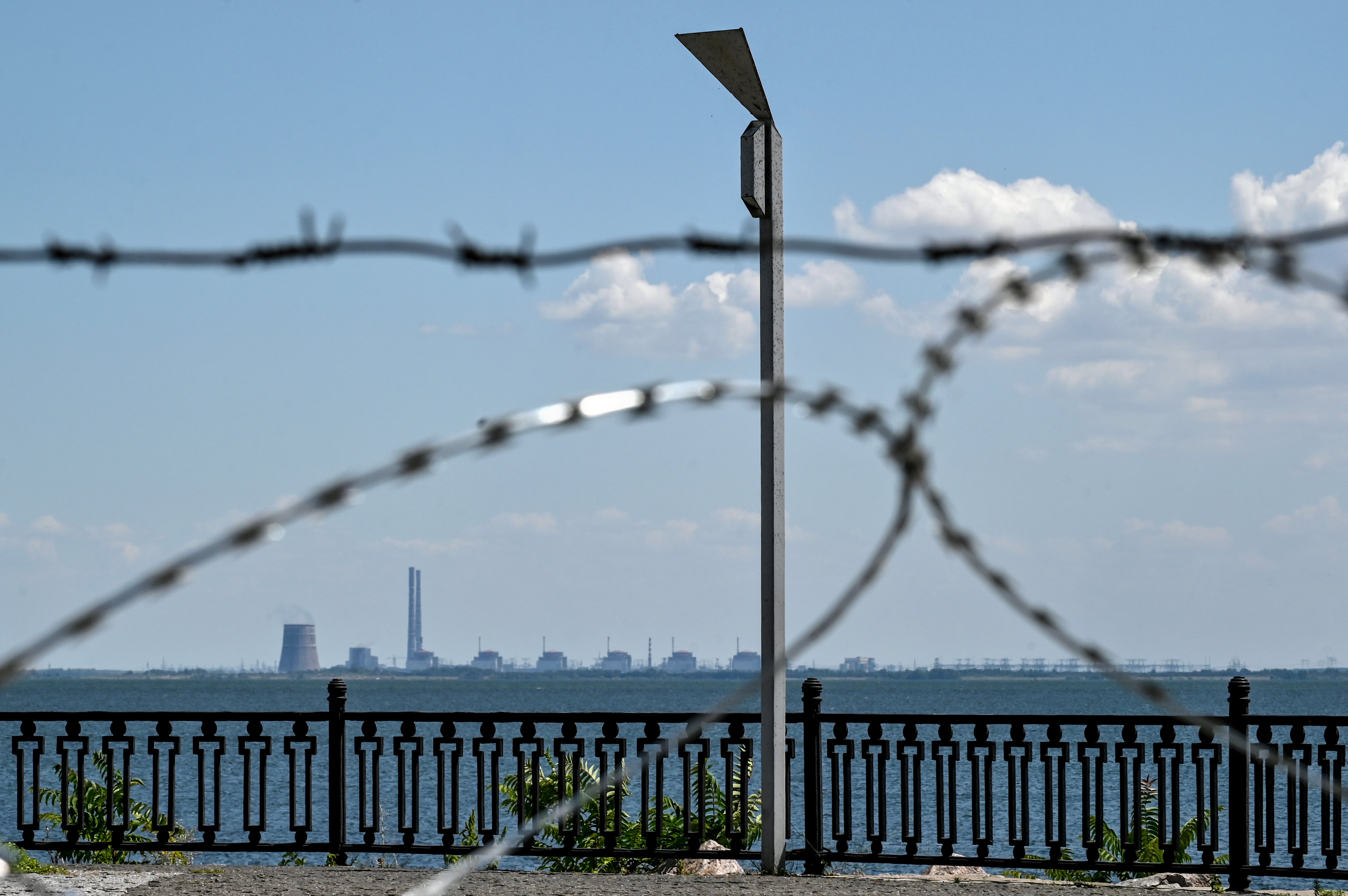 La central nuclear de Zaporiyia, en Ucrania, vista desde Nikopol (Dmytro Smolyenko/ Ukrinform/Future Publishing via Getty Images).