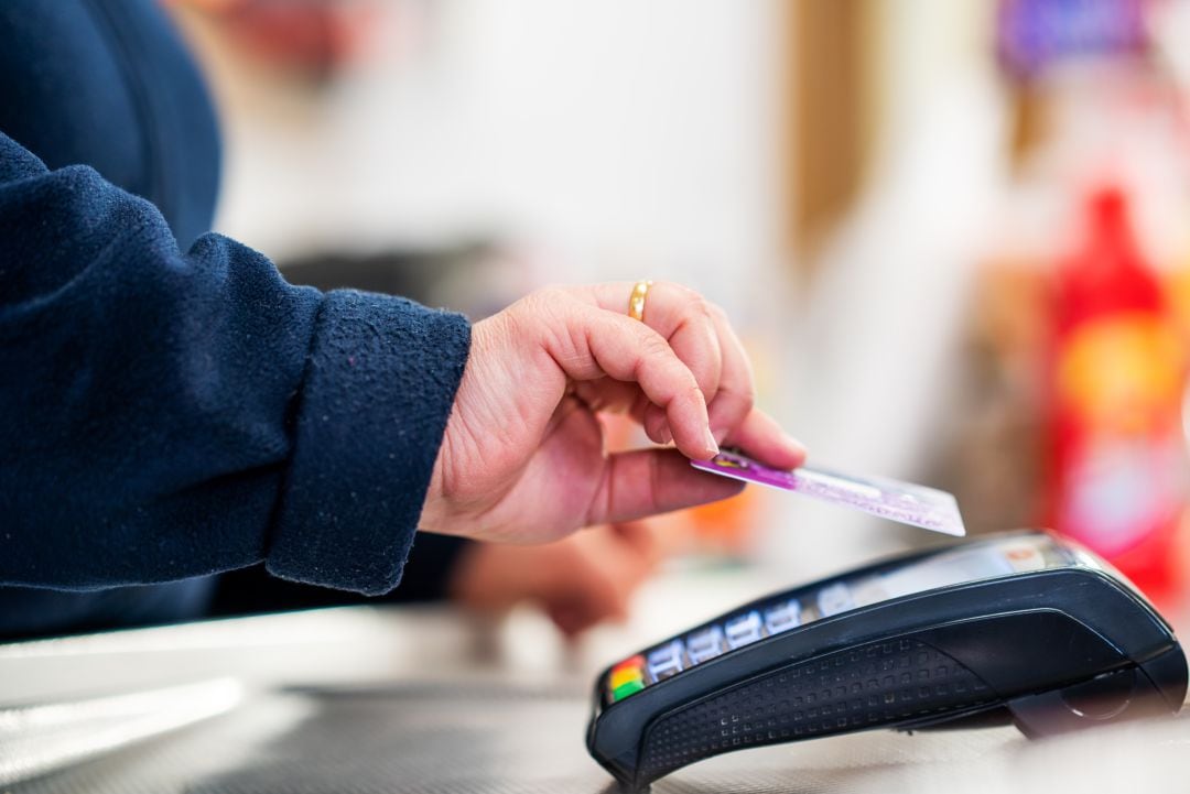 El detenido está acusado de robar los datos de la tarjeta de crédito de la víctima.