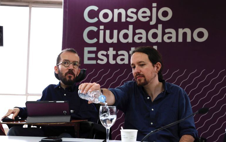 El líder de Podemos, Pablo Iglesias y el secretario de Organización de Podemos, Pablo Echenique, durante la reunión del Consejo Ciudadano Estatal.