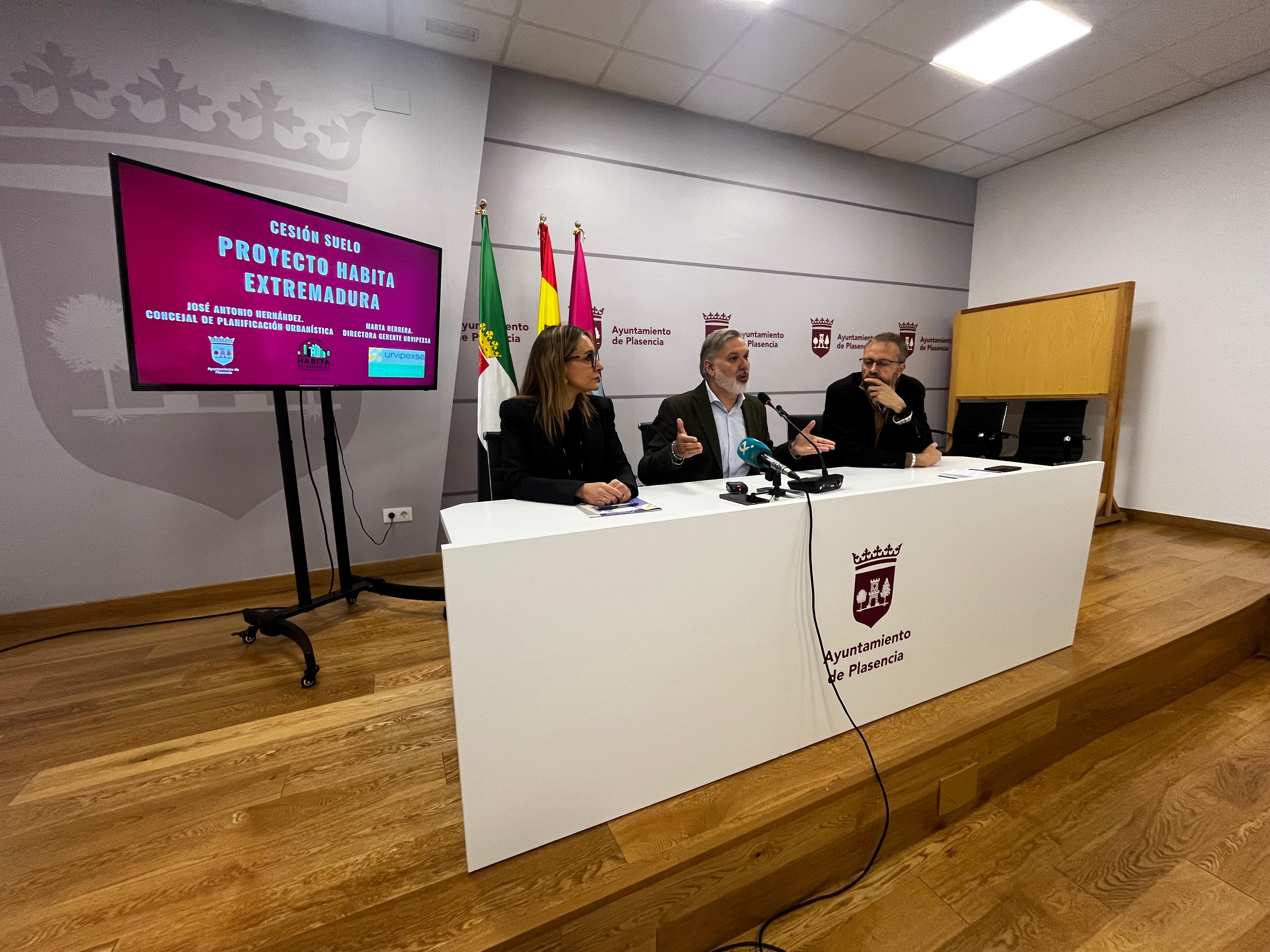 Marta Herrera, Fernando Pizarro y José Antonio Hernández en rueda de prensa