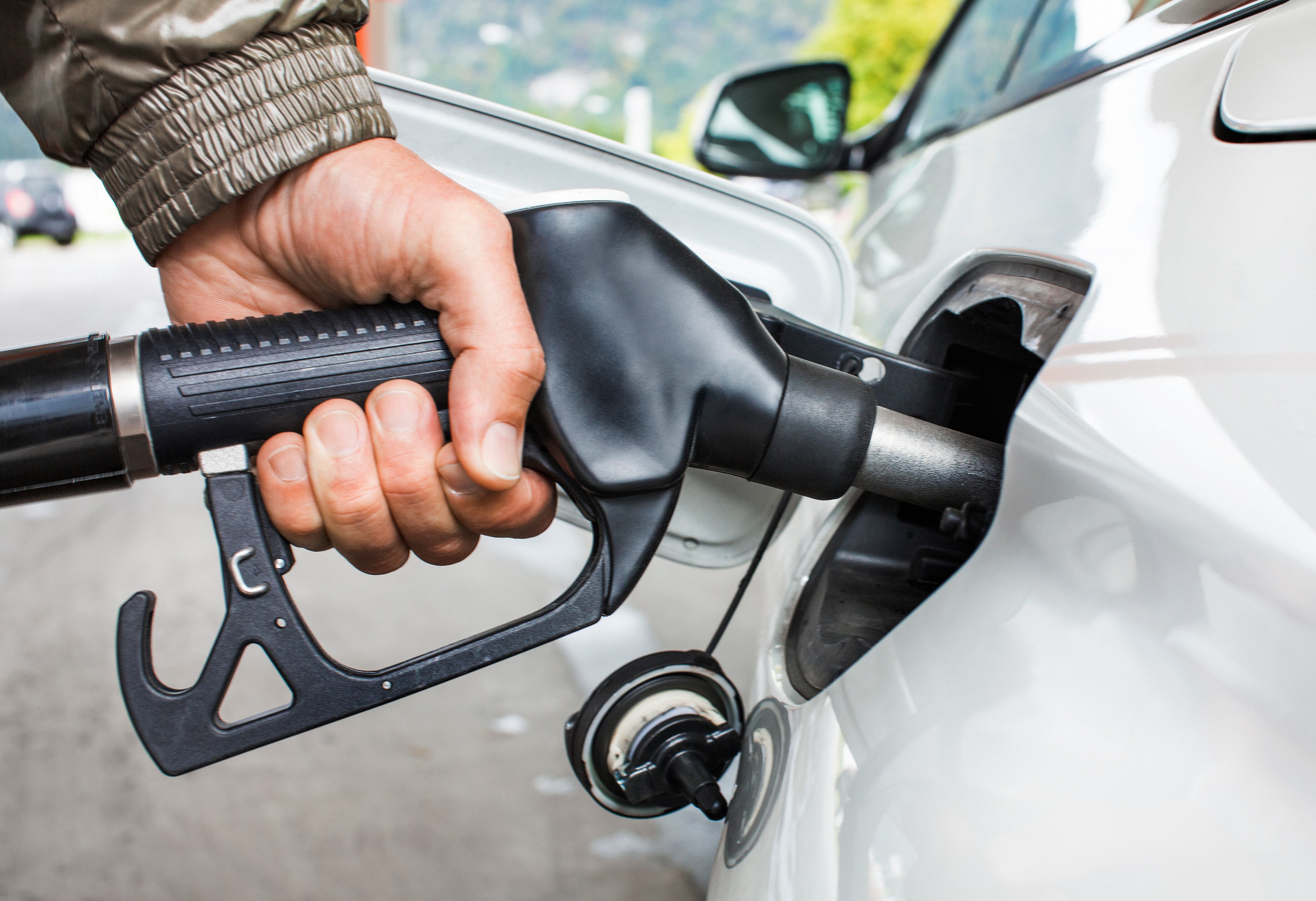 Repostando gasolina en una estación de servicio