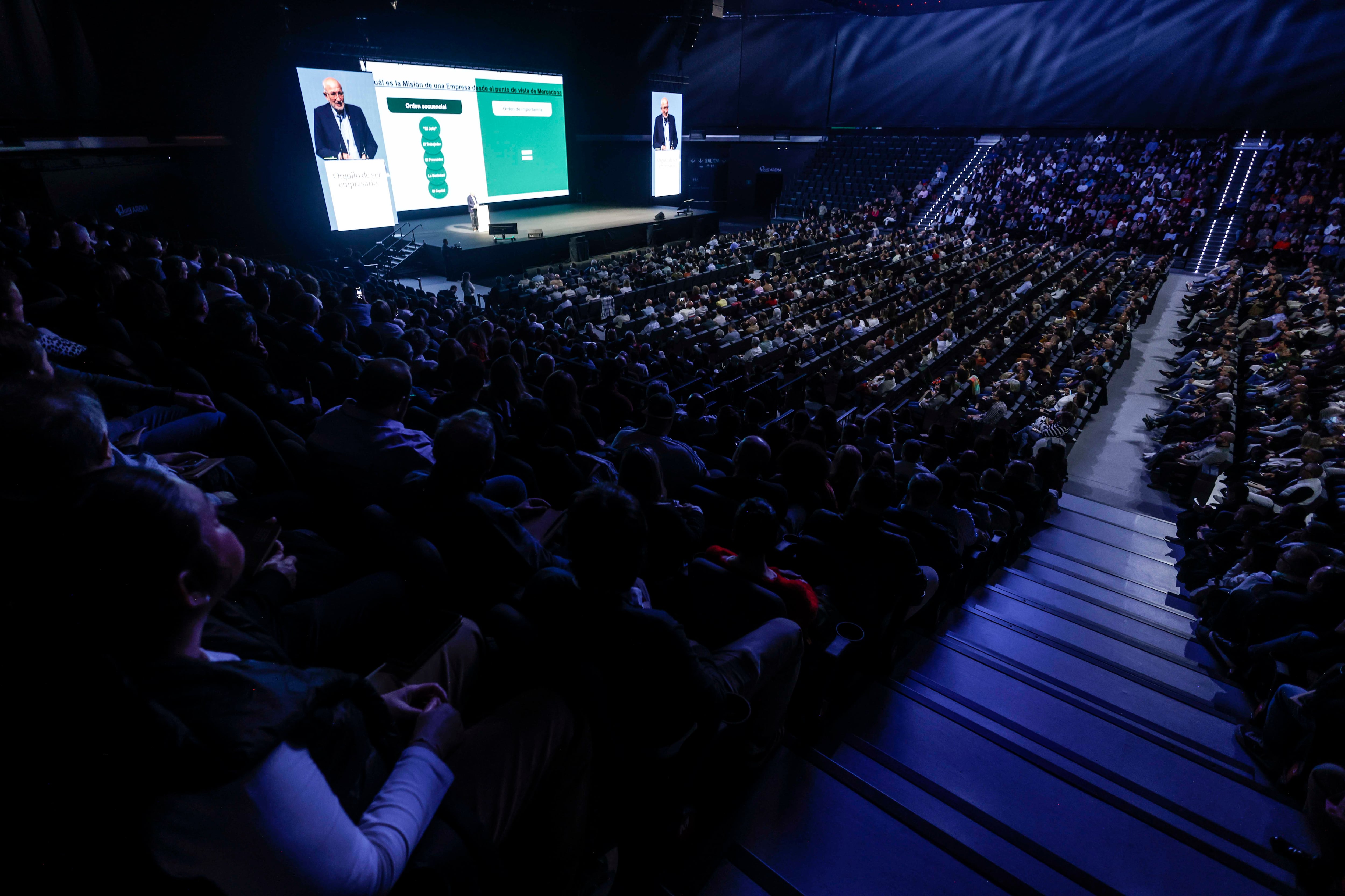 Público asistente al encuentro Alcem-se, una jornada en el Roig Arena dirigida a los empresarios, autónomos y emprendedores afectados por la DANA