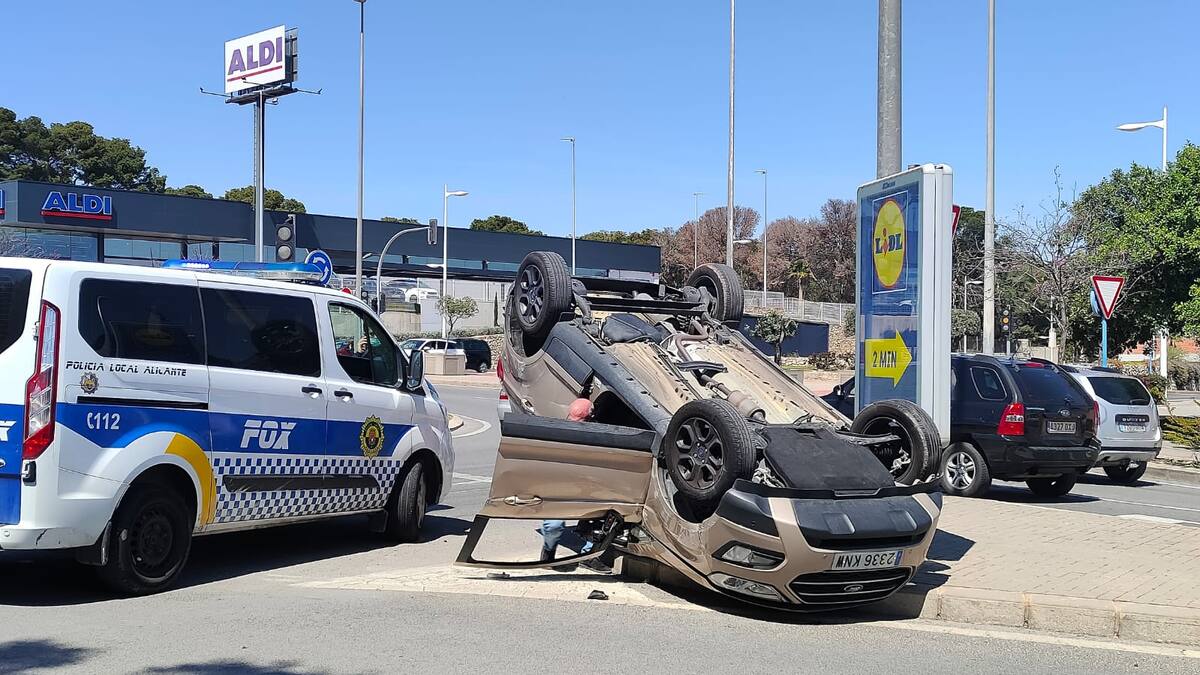 Herida una mujer de 46 años tras volcar su coche en la avenida de Denia por causas que se investigan