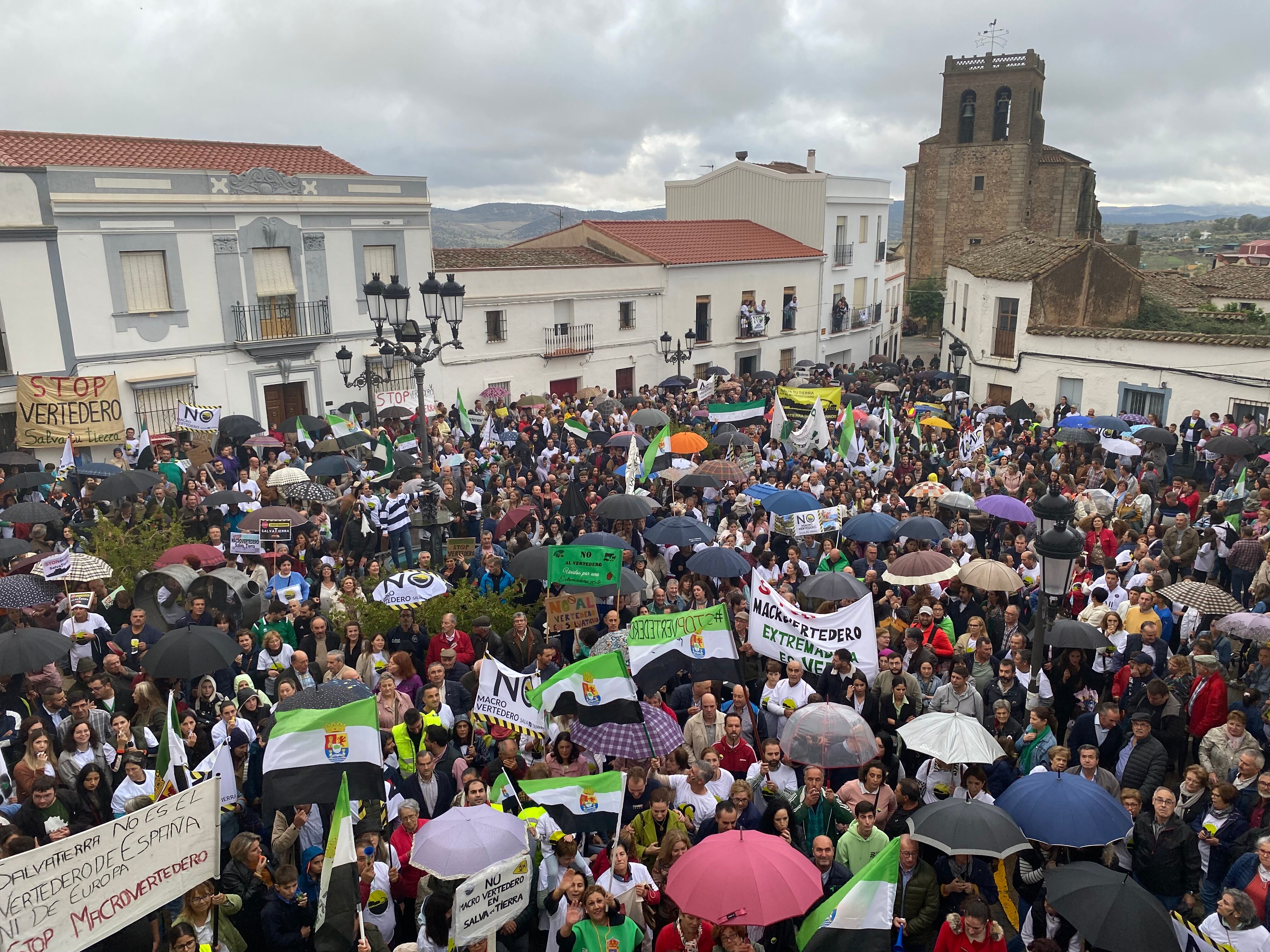 Salvatierra de los Barros ( Badajoz), 22/10/2022.- Una multitudinaria manifestación, en la que se han dado cita vecinos de una veintena de municipios, ha desafiado esta tarde a la lluvia para expresar el rechazo al proyecto de construcción de un macrovertedero en la localidad de Salvatierra de los Barros, Badajoz. EFE / Gloria Casares.