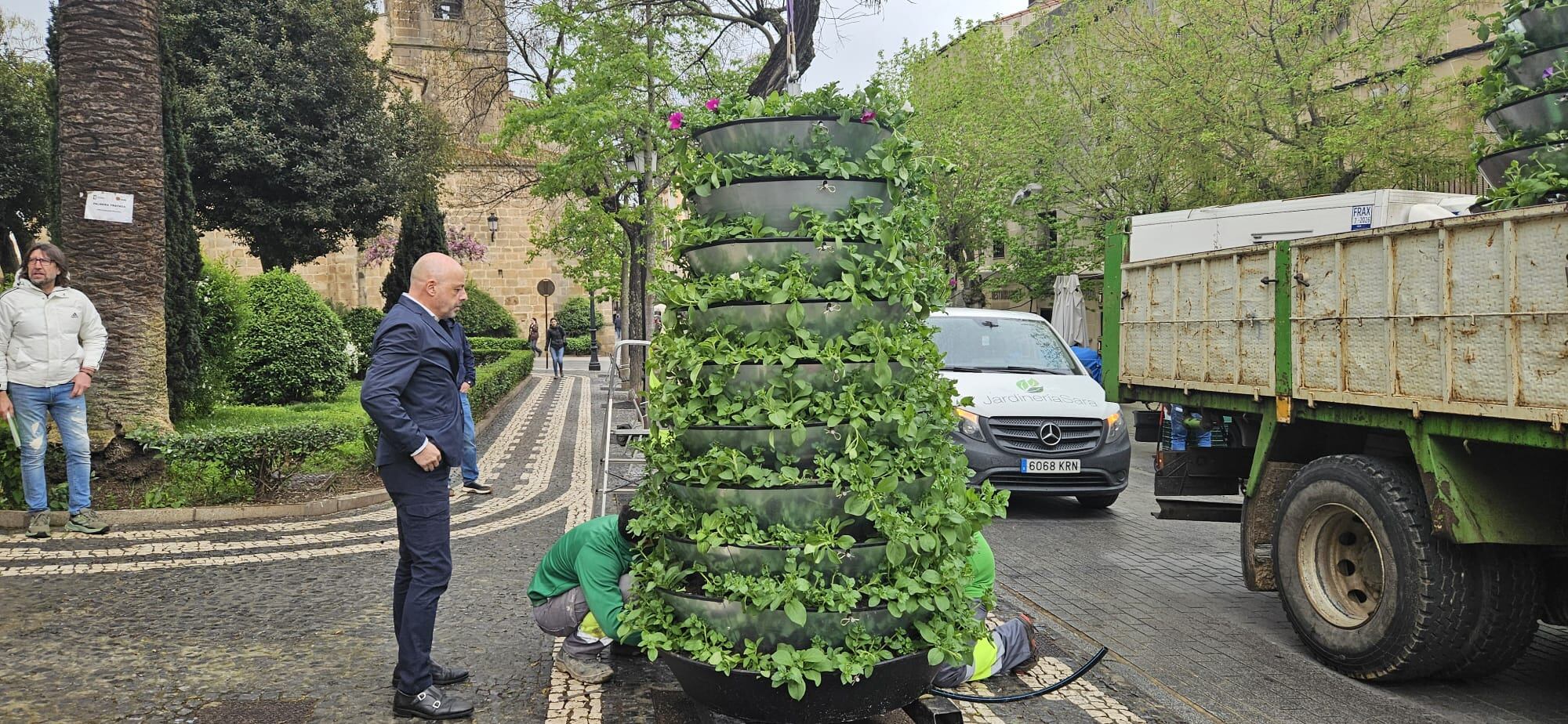 Operarios instalan en Cáceres cuatro torres florales dentro del plan de embellecimiento urbano