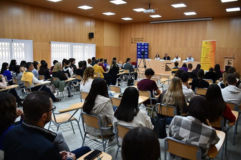 Un instante de la presentación de la décima edición del concurso ideaT convocado por el Campus d'Alcoi de la UPV y el Ayuntamiento de Alcoy.