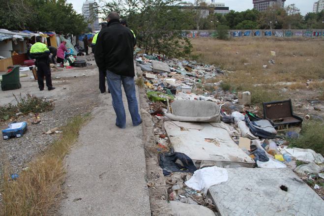 Momento en el que la policía local coordina el desmantelamiento de las chabolas de Jesuitas