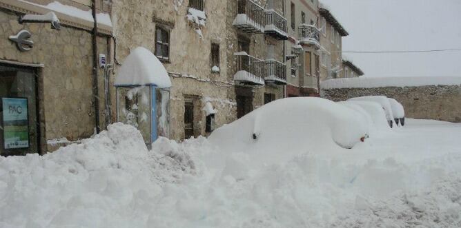 Los coches han amanecido completamente cubiertos por la nieve en Cantavieja (Teruel)