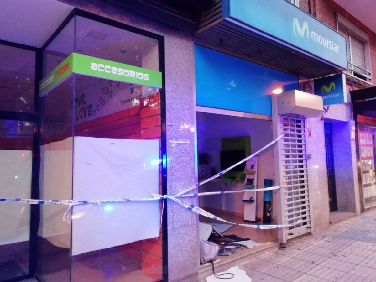 Alunizan en una tienda de telefonía en el centro de Puertollano