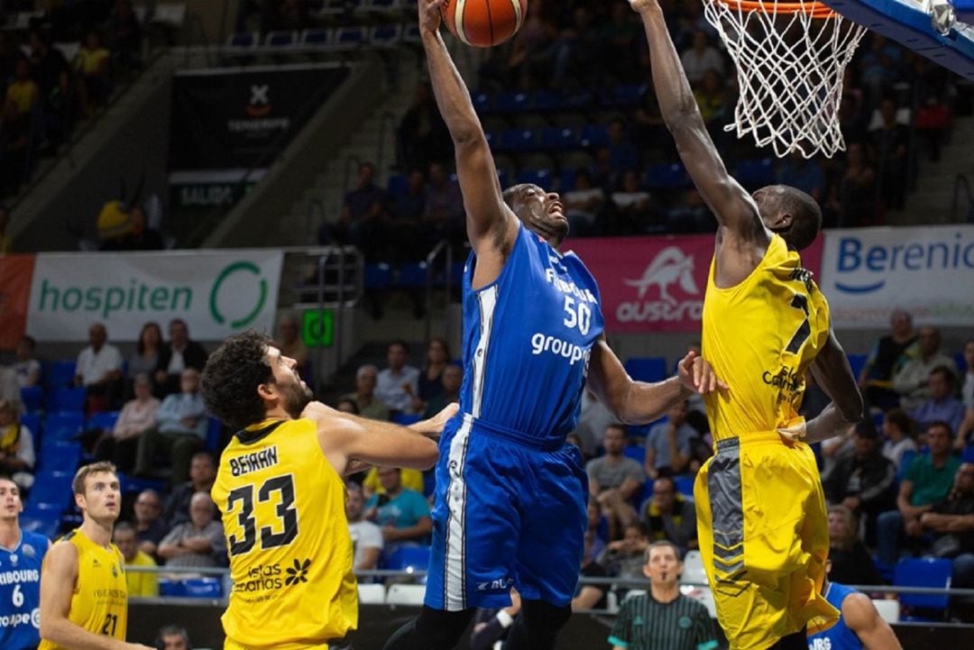 Niang trata de ttaponar a Robertson ante la presencia de Beirán