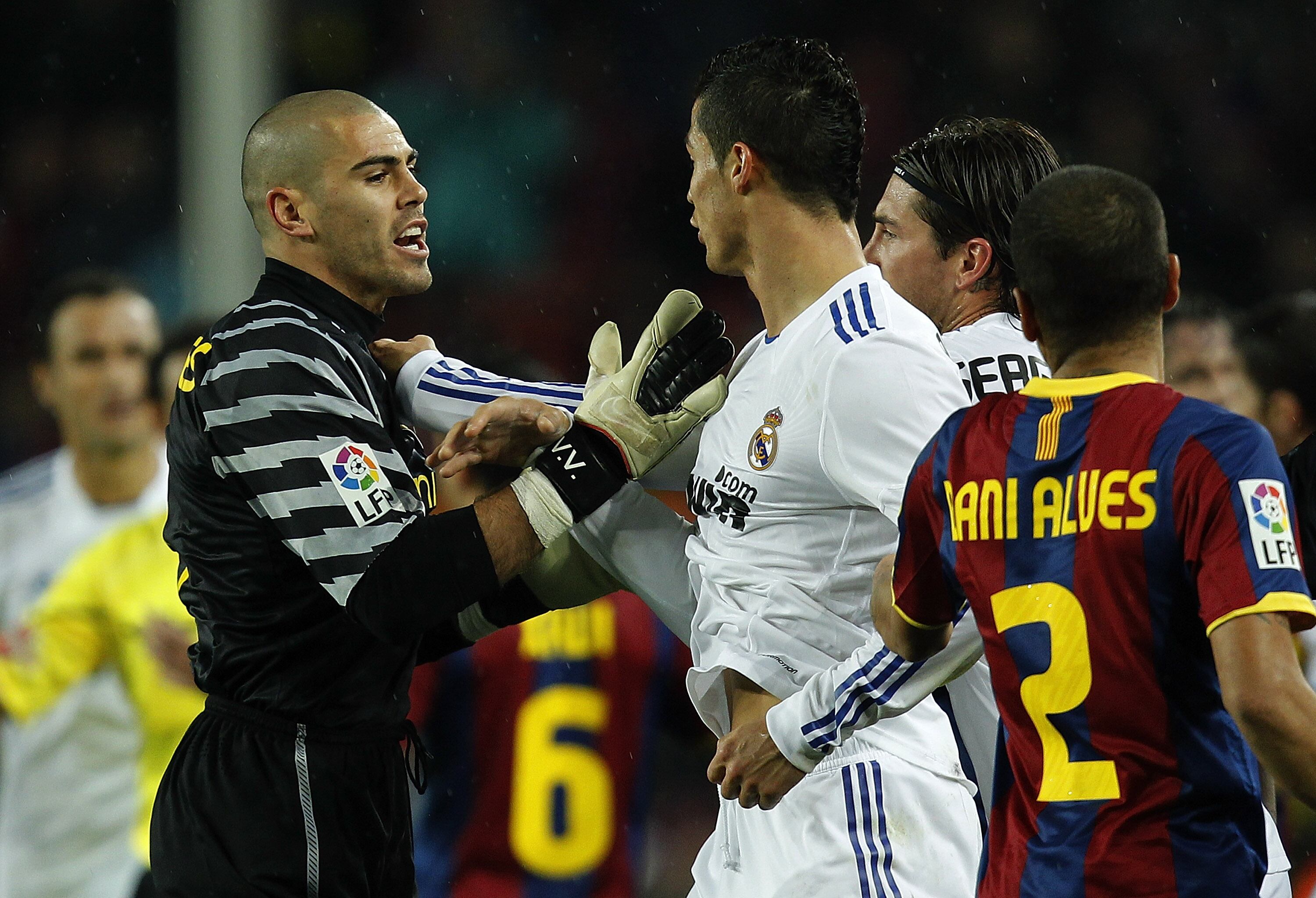 Cristiano Ronaldo se encara con Víctor Valdés durante un Barça-Madrid de 2010