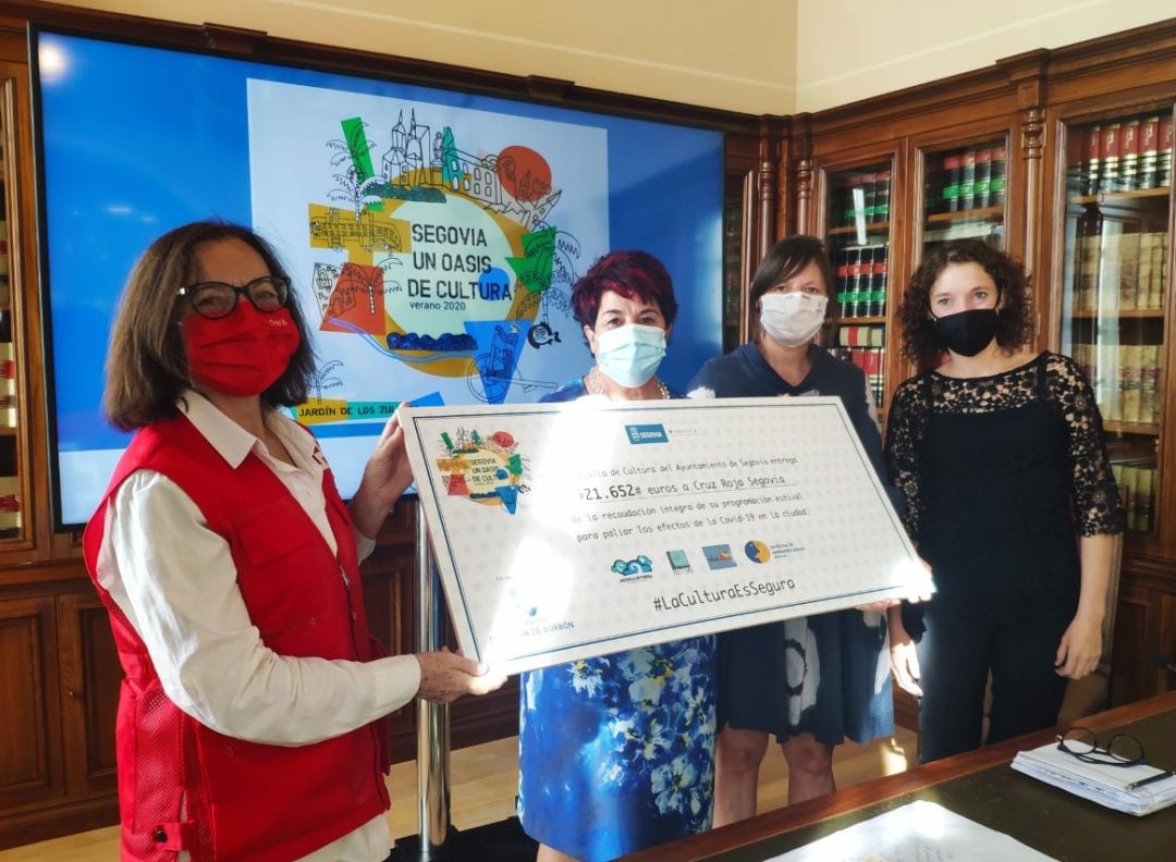 Momento de la entrega del cheque a la secretaria de Cruz Roja Segovia Rosa Marta Lobo