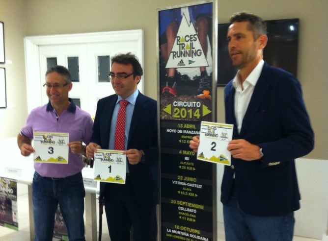 Eduardo Martínez, Carmelo Lezana y Mikel Urdangarín ante el cartel anunciador