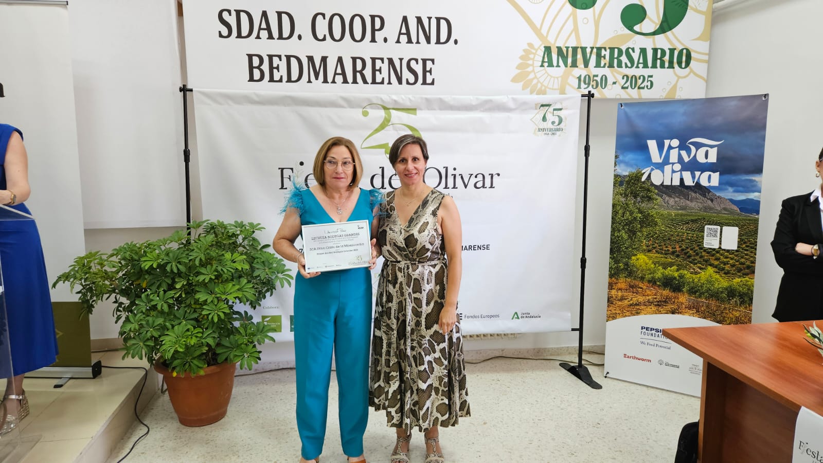 Isabel López, secretoria de la Coop. Stmo. Cristo de la Misericordia de Jódar, recibe el primer accésit de los premios Lechuza, de manos de la delegada de Agricultura de la Junta Soledad Aranda