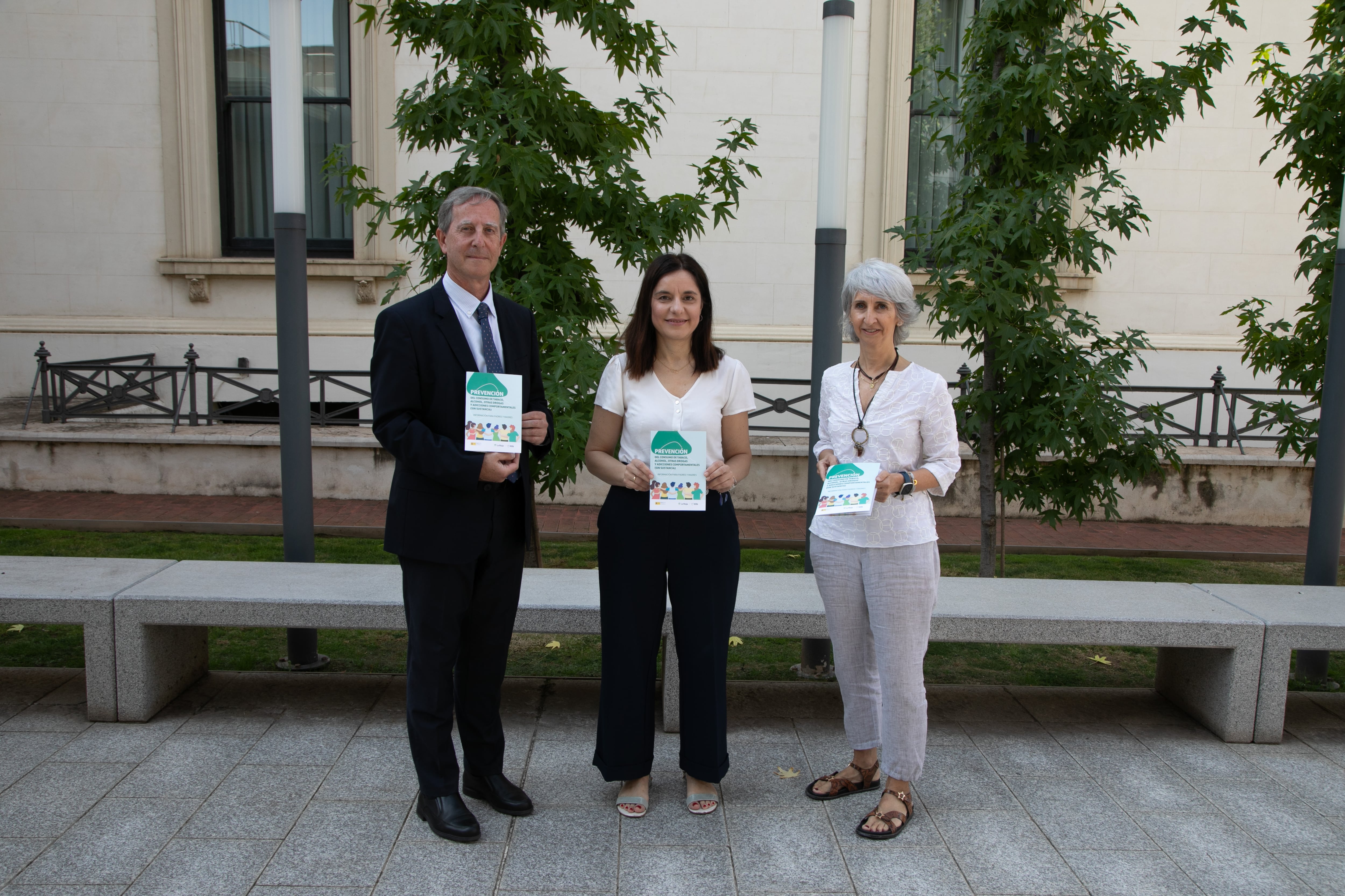 Carlos Piserra, subdirector general de Estrategia de Salud Mental; Eva Martínez, directora general de Salud Pública, consumo y ciudadanos; y a su izquierda, Puy Martínez, jefa del servicio de Prevención.