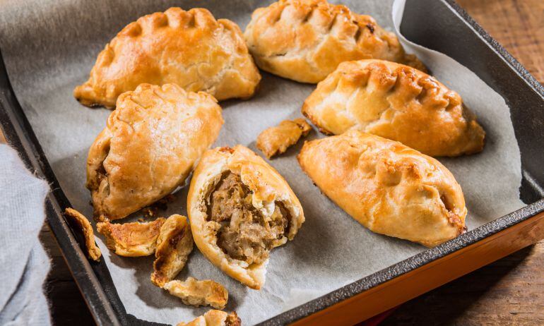 Empanadillas en una bandeja.