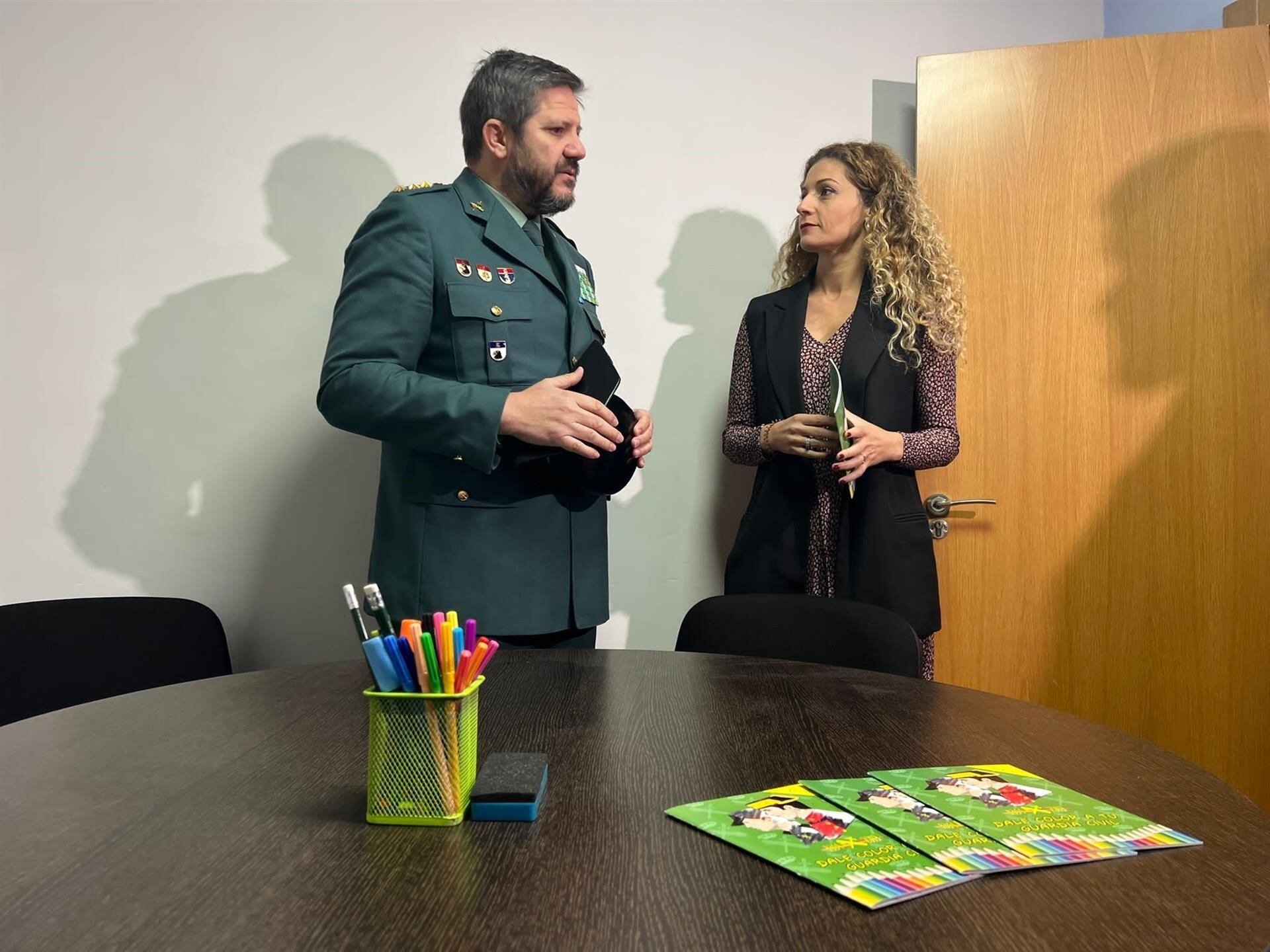 La delegada del Gobierno en Cantabria, Ainoa Quiñones, junto con el coronel jefe de la Guardia Civil, Antonio Orantos, han visitado esta sala.