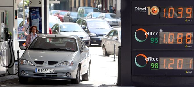 Vista de una gasolinera en Madrid, junto al panel en el que figuran los precios de los carburantes