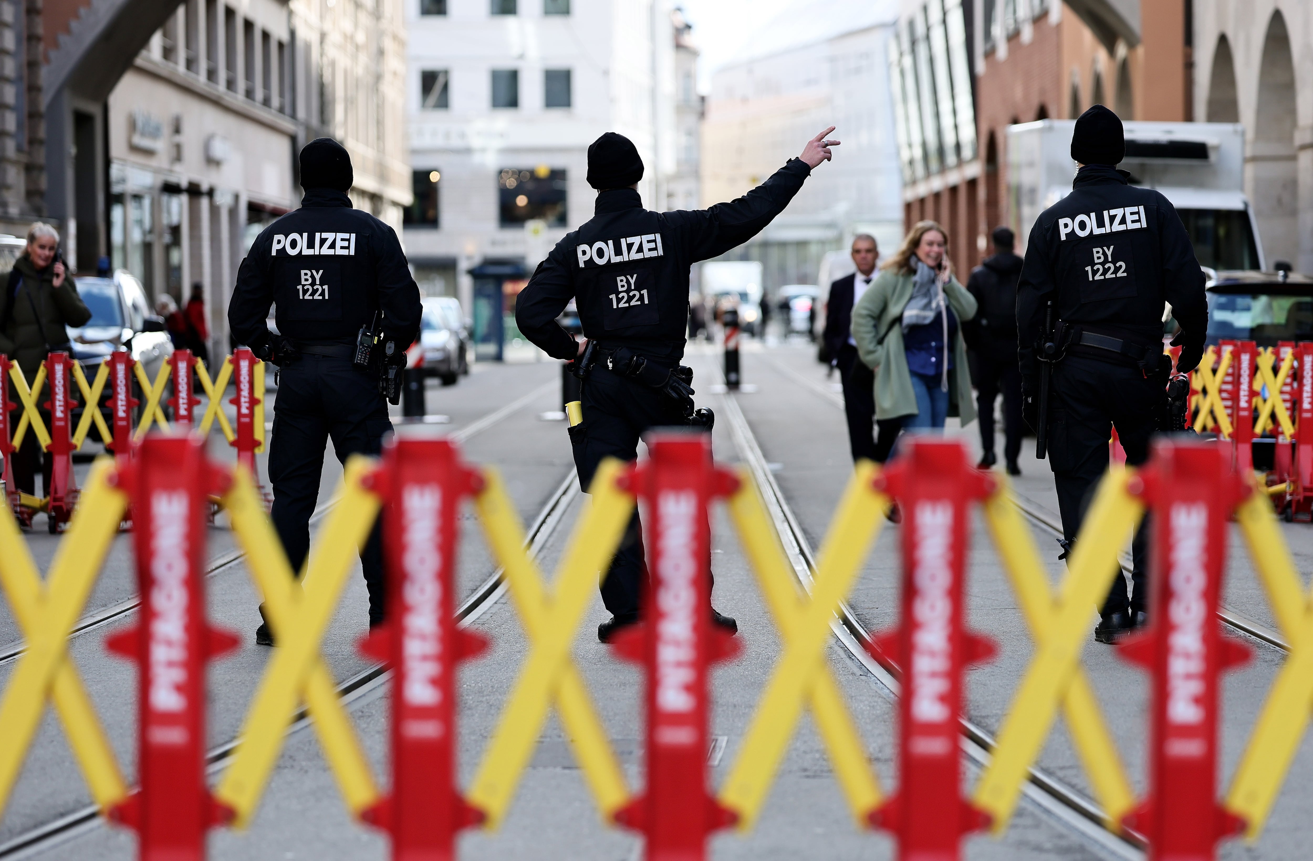 Agentes de policía, en las inmediaciones del hotel Bayerischer Hof, donde arranca la Conferencia de Seguridad de Múnich.