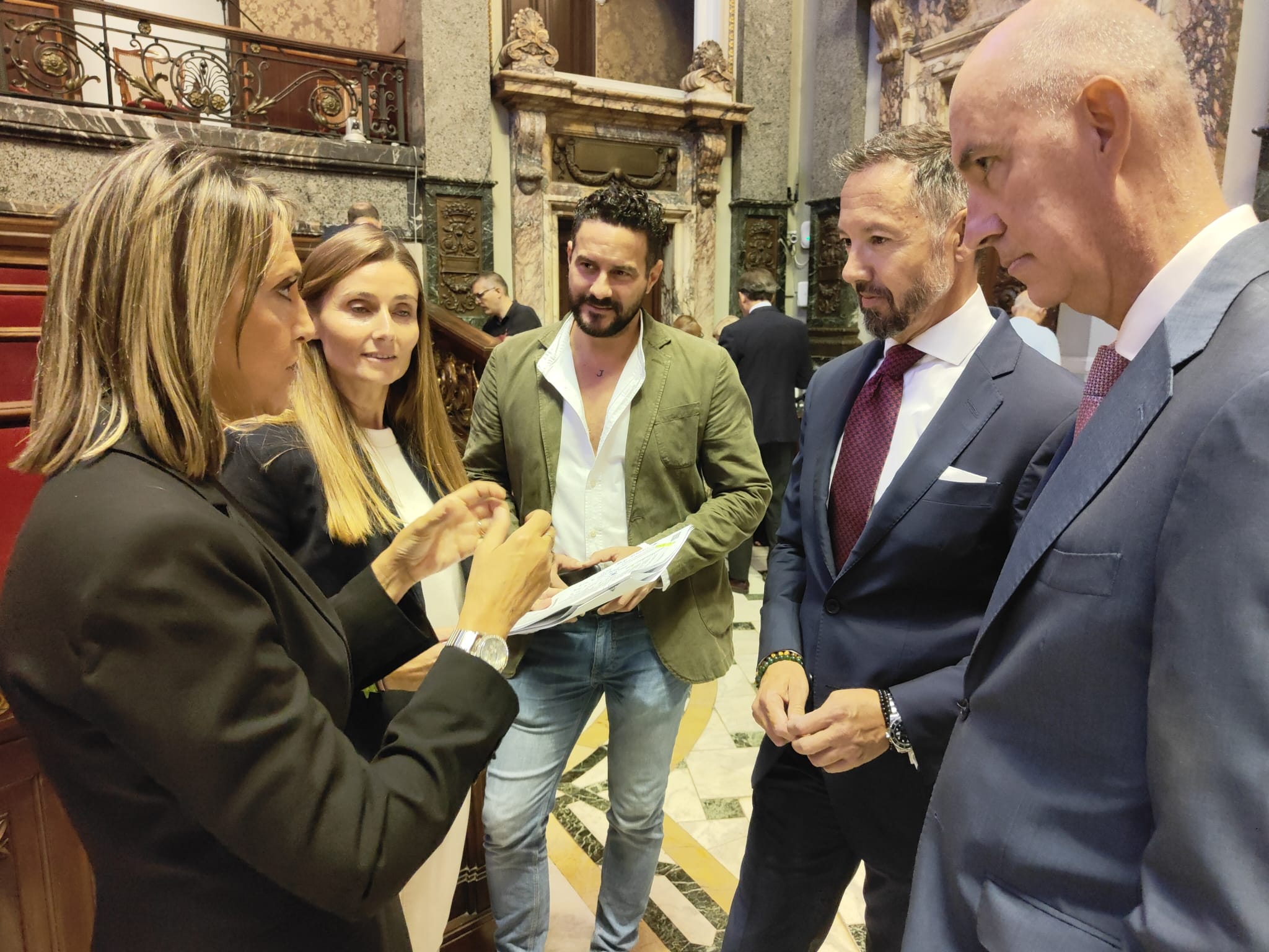 Los cuatro concejales de Vox, junto al secretario del grupo, antes del pleno en el Ayuntamiento de València