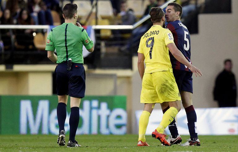 El centrocampista argentino del Eibar Gonzalo Escalante y el delantero del Villarreal Roberto Soldado discuten
