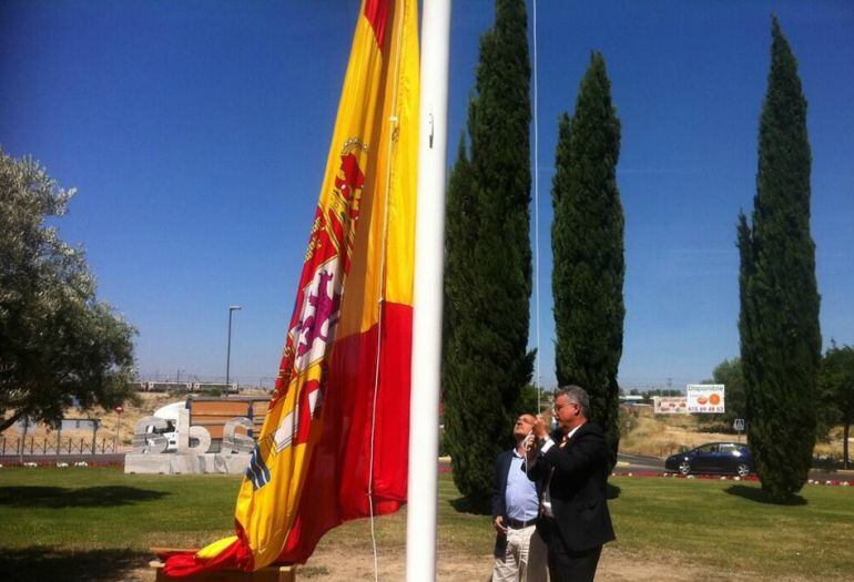 El exalcalde de Coslada, Raúl López, iza la bandera en junio de 2014