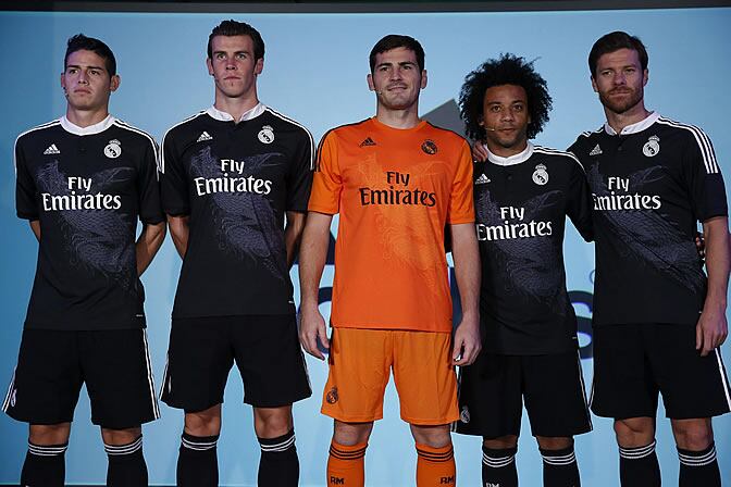 James Rodríguez, Bale, Casillas, Marcelo y Xabi Alonso posan con la nueva camiseta