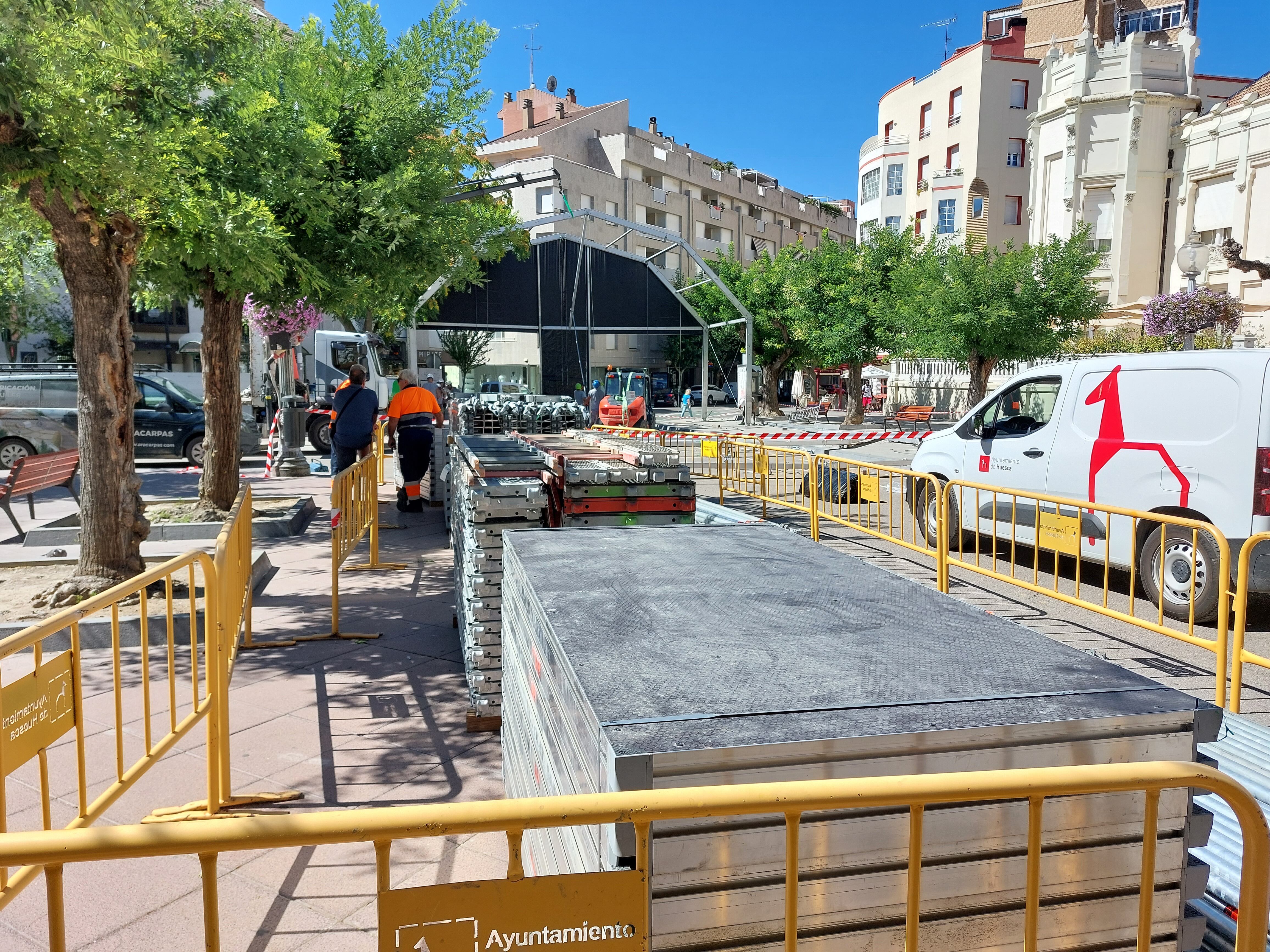 Colocación del escenario en la Plaza de Navarra