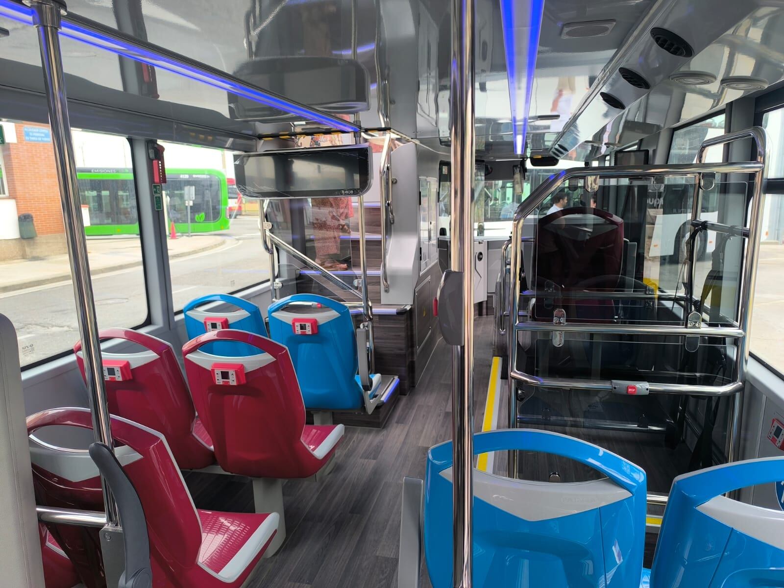 Interior del nuevo autobús turístico de Zaragoza