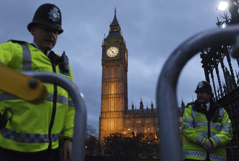 Dos policías montan guardia delante del Parlamento de Londres