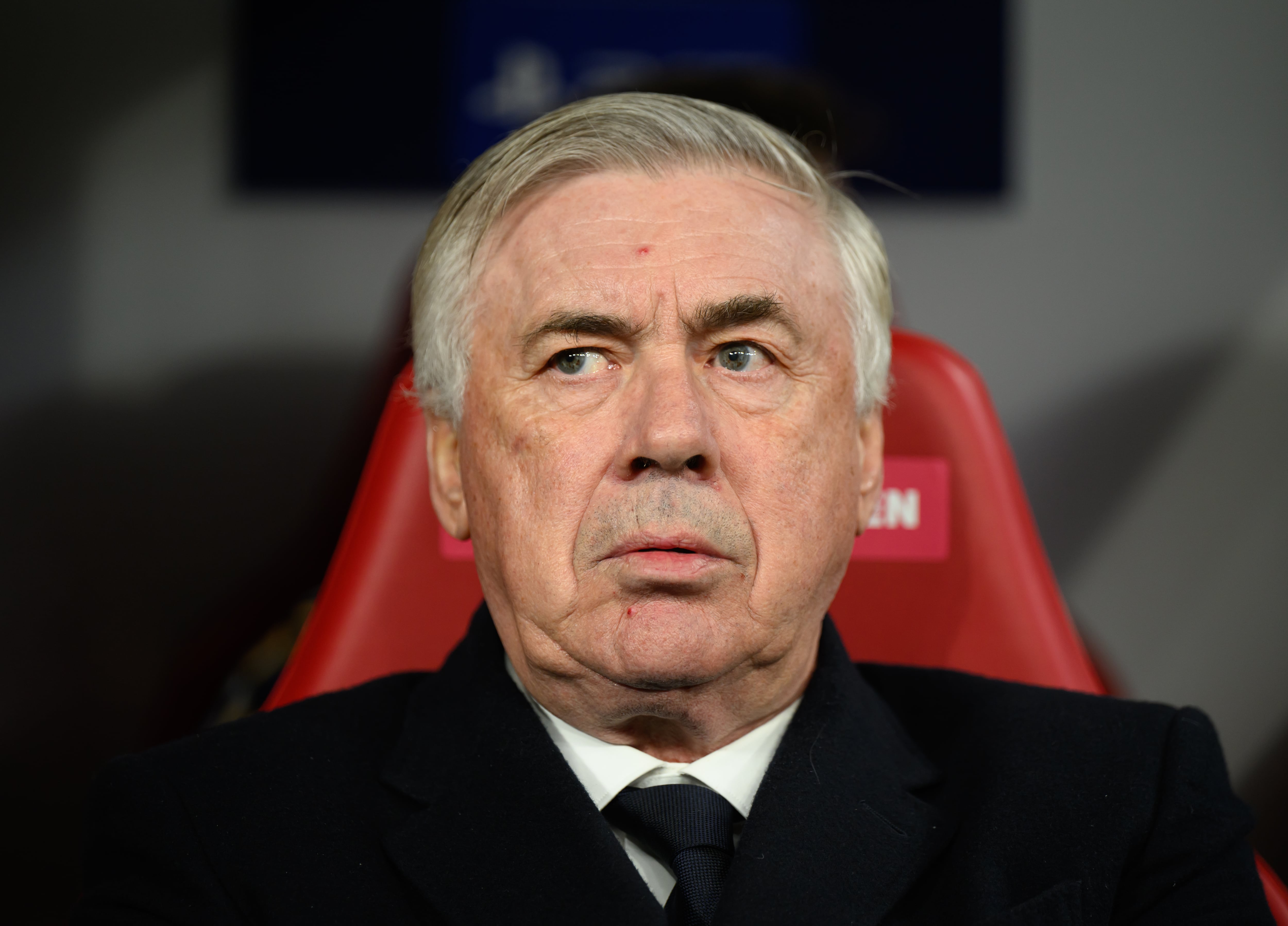 Carlo Ancelotti, técnico del Madrid, durante el encuentro ante el Leipzig en los octavos de final de la Champions League. (Photo by Robert Michael/picture alliance via Getty Images)