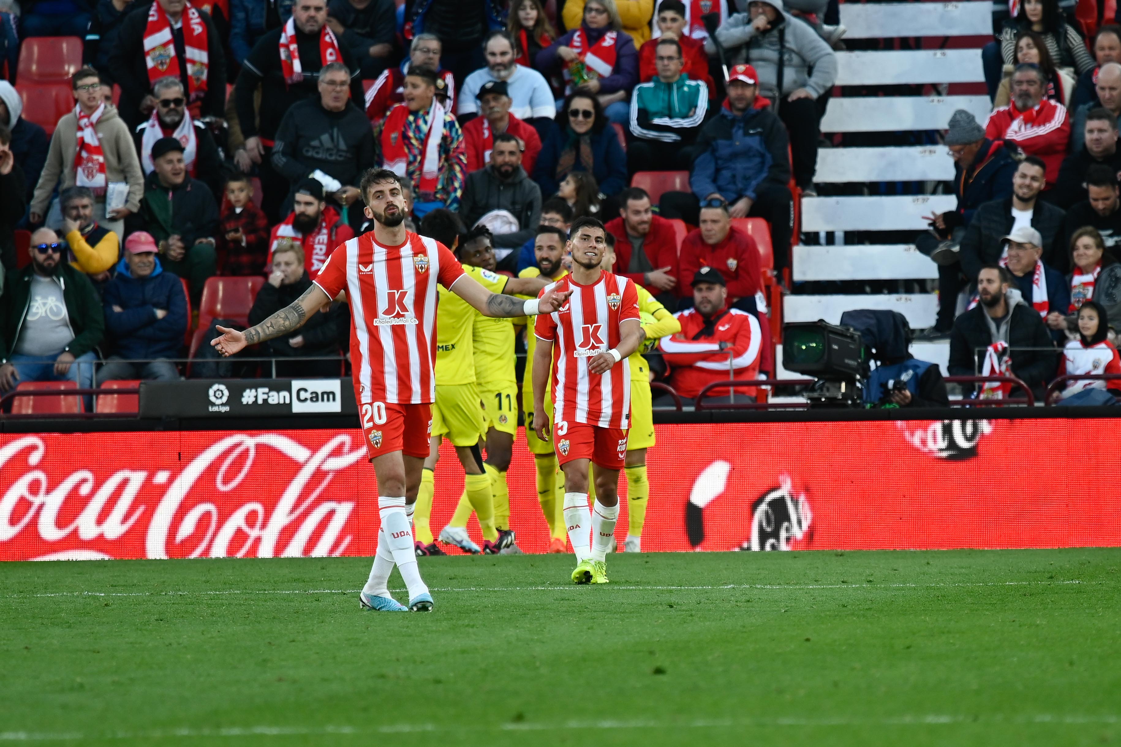 Desesperación de Centelles y Robertone tras encajar el segundo gol.