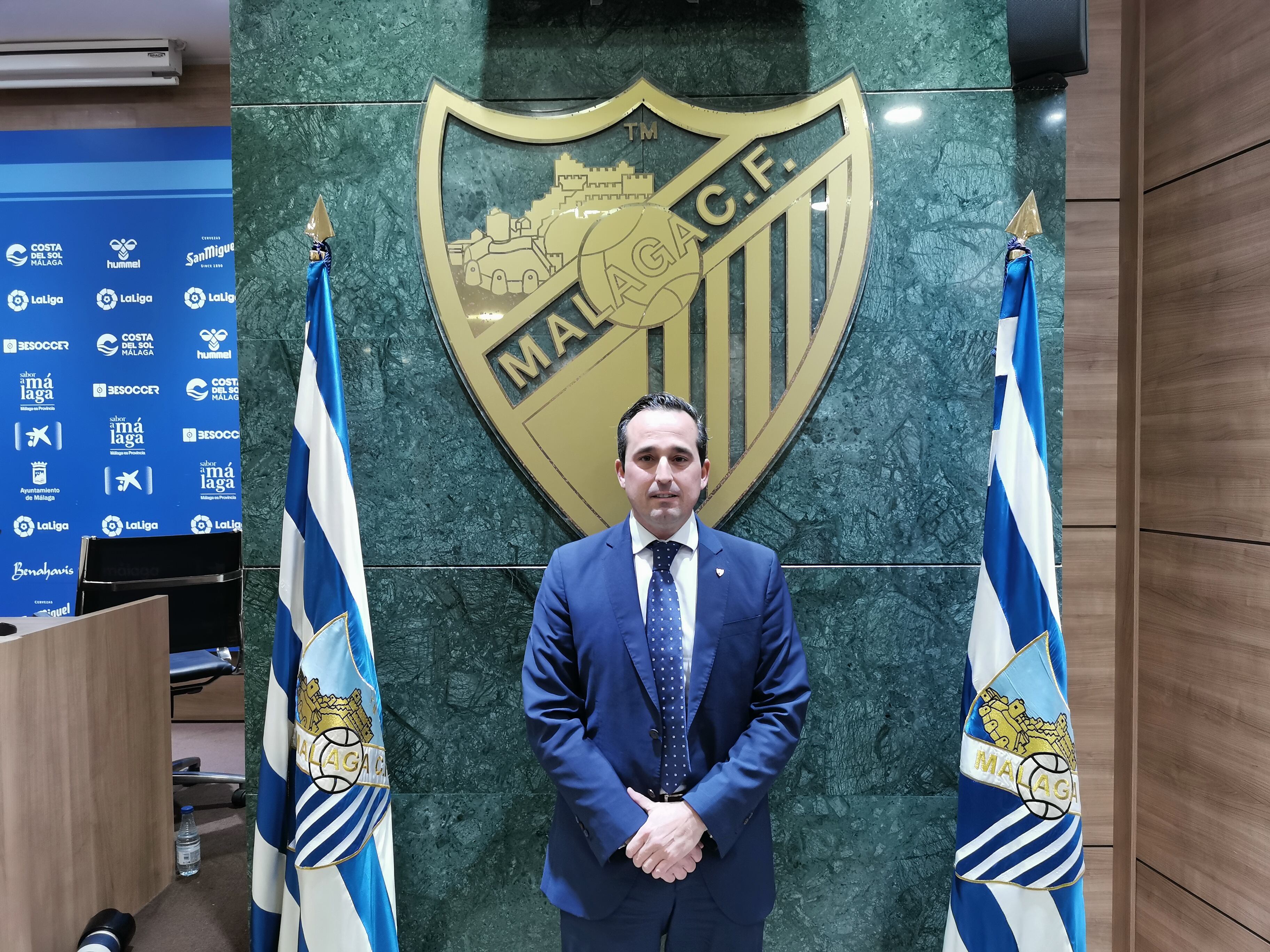 Kike Pérez posa para los fotógrafos tras ser presentado