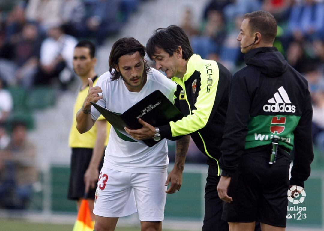 Pacheta da instrucciones a Juan Cruz durante el Elche-Rayo Majadahonda