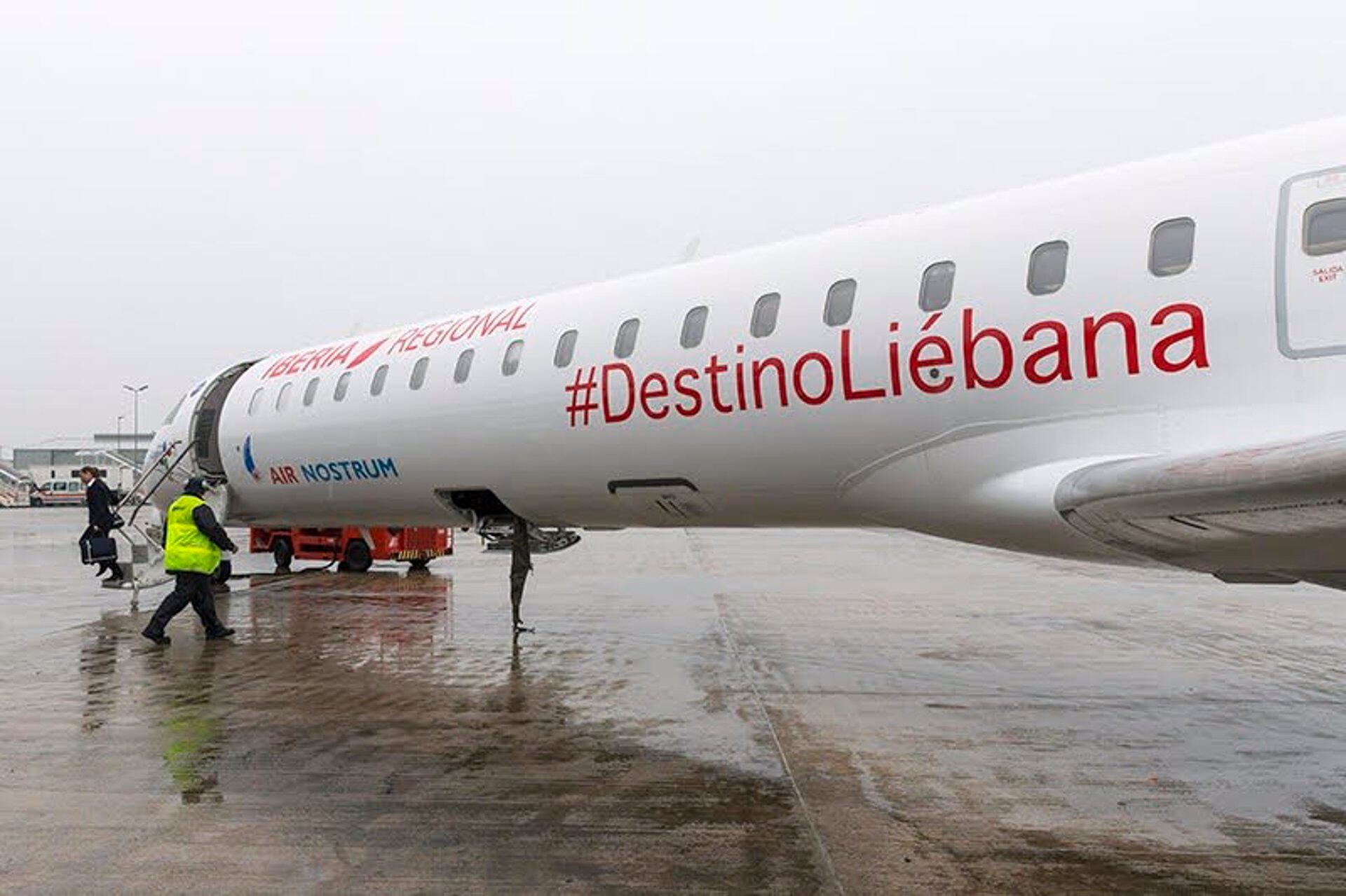 Imagen de archivo de un vuelo de Iberia en el Aeropuerto Seve Ballesteros-Santander.