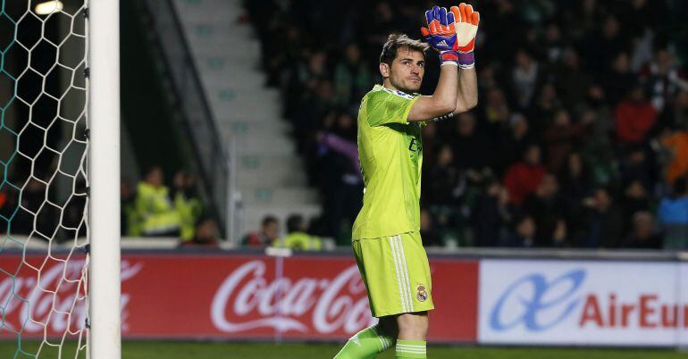 El portero del Real Madrid, Iker Casillas, aplaude a la afición madridista durante el partido de Liga en Primera División ante el Elche que están disputando esta noche en el estadio Martínez Valero. EFE/Manuel Lorenzo