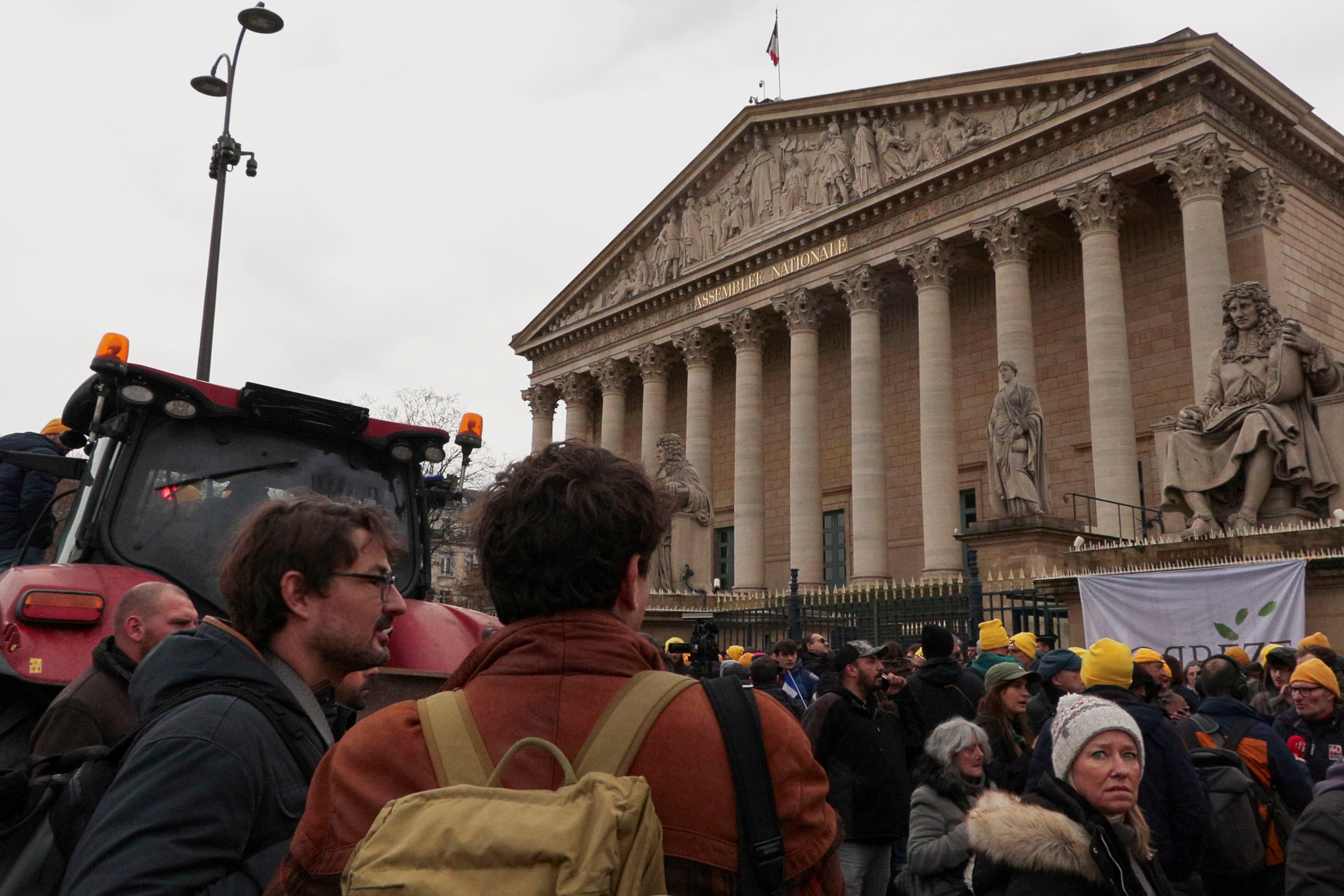 Un grupo de agricultores lograron llegar con un tractor ante la Asamblea Nacional francesa, como "gesto simbólico", tras situarse a primera hora de la mañana en otros tres puntos emblemáticos de la capital. EFE/ Edgar Sapiña Manchado