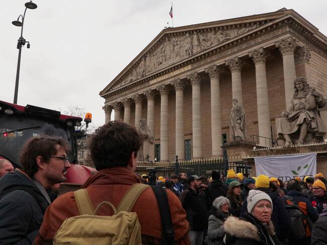 Un grupo de agricultores lograron llegar con un tractor ante la Asamblea Nacional francesa, como "gesto simbólico", tras situarse a primera hora de la mañana en otros tres puntos emblemáticos de la capital. EFE/ Edgar Sapiña Manchado