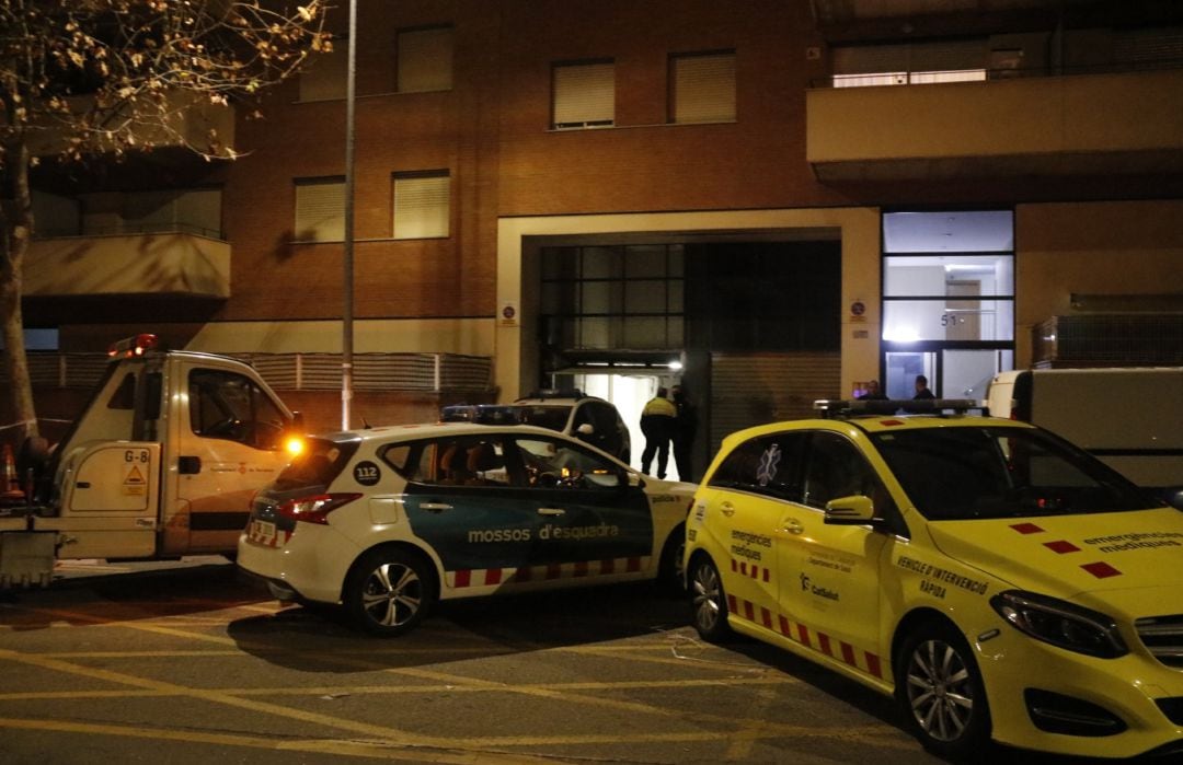 Imagen del dispositivo policial desplegado a las puertas del aparcamiento de Terrassa donde se ha producido el asesinato.