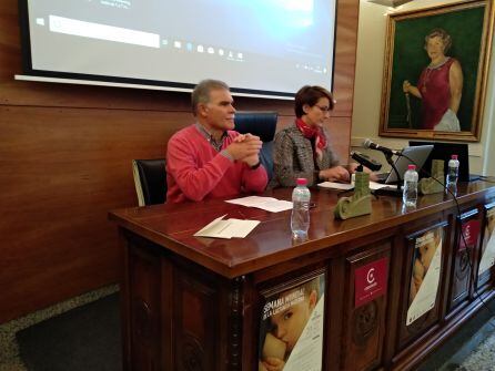 El concejal de salud, José Hidalgo junto a la presidenta de CAZORLACTA, Irene Agea en la presentacion de la jornada