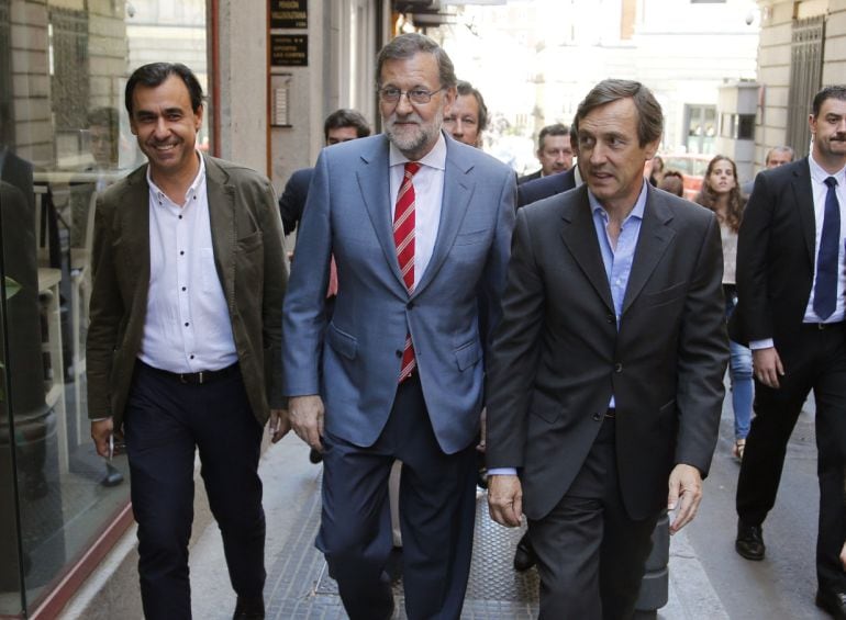 El presidente del Gobierno en funciones, Mariano Rajoy, acompañado por el vicesecretario general de Organización y Electoral del PP, Fernando Martínez-Maíllo, y el portavoz del Grupo Popular en el Congreso, Rafael Hernando.