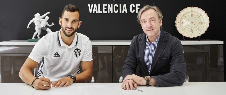 Montoya firma junto a García Pitarch