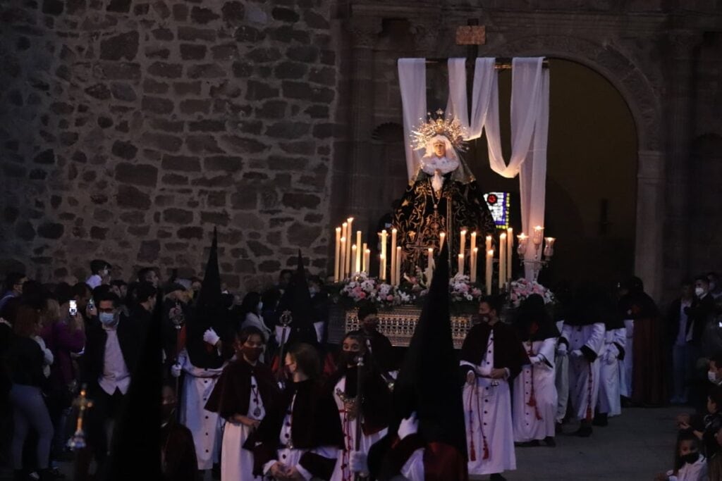 Imagen de Nuestra Señora de la Soledad, iniciando su procesión este Viernes Santo en Puertollano