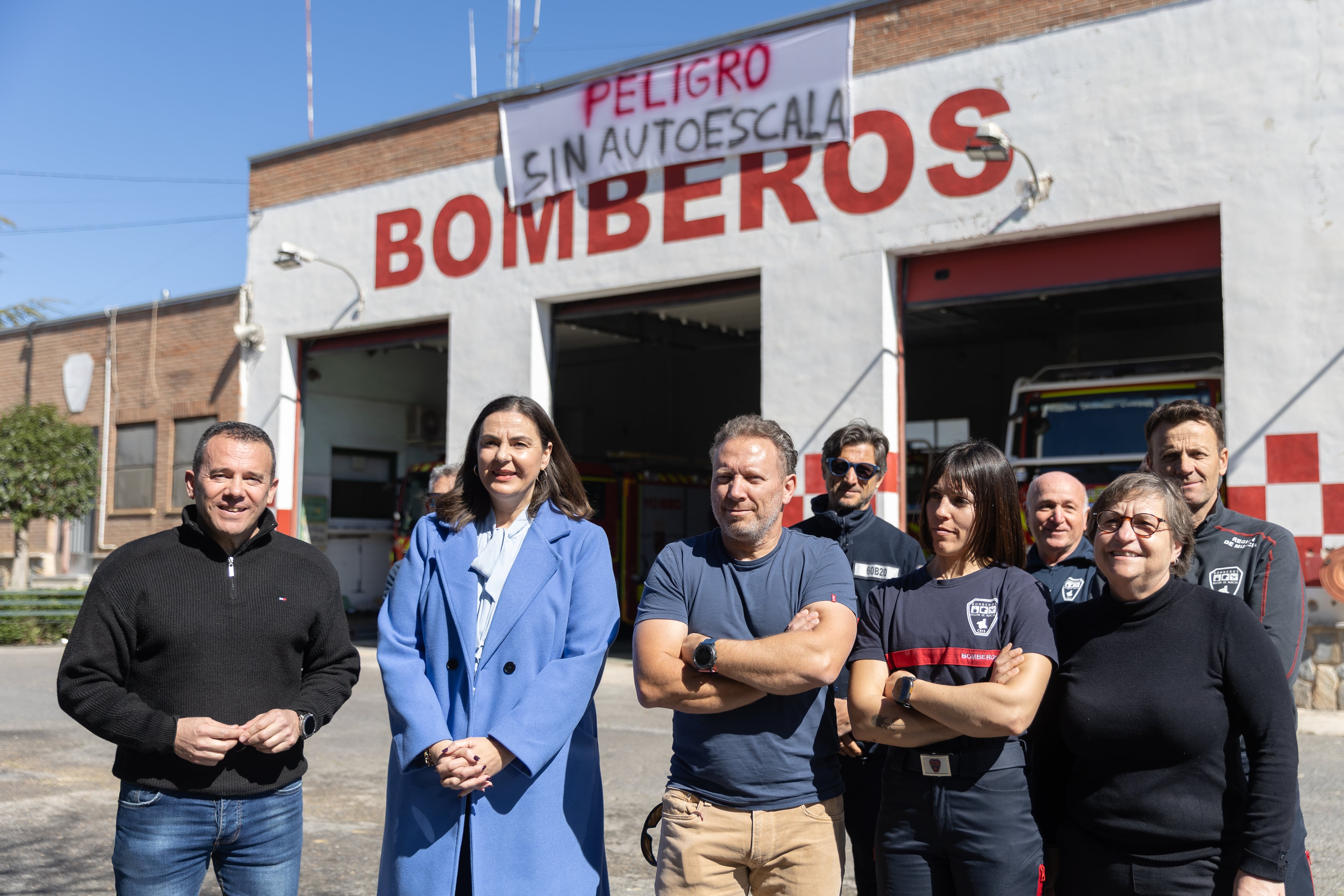 El diputado Fernando Moreno junto a la portavoz socialista María José Soria, entre otros, en el parque de Bomberos de Caravaca