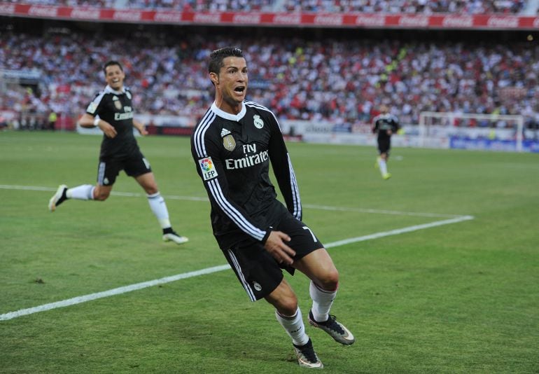 Cristiano Ronaldo celebra su hat-trick ante el Sevilla